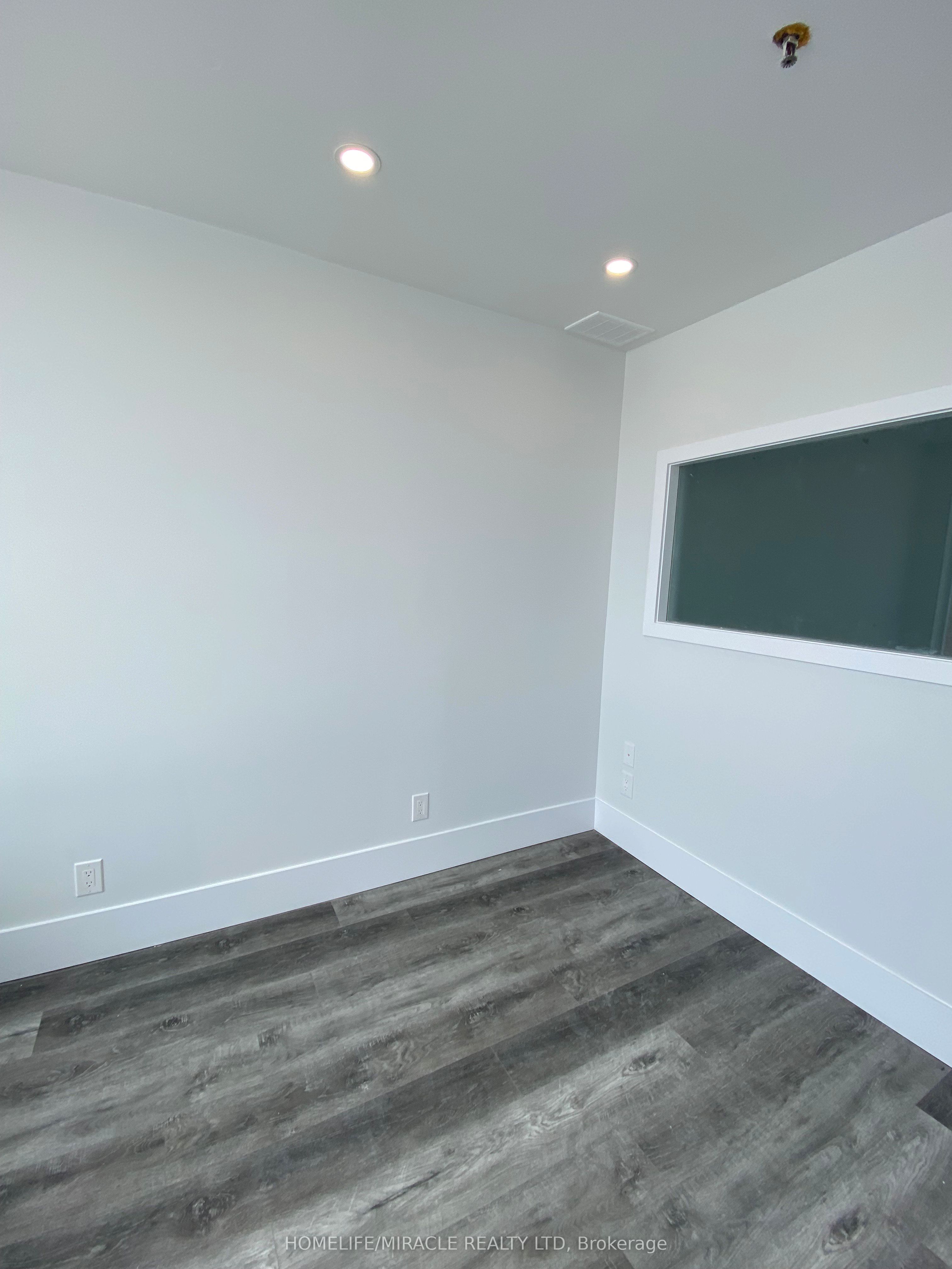 #13 - 1365 Midway Boulevard Property Photo 2