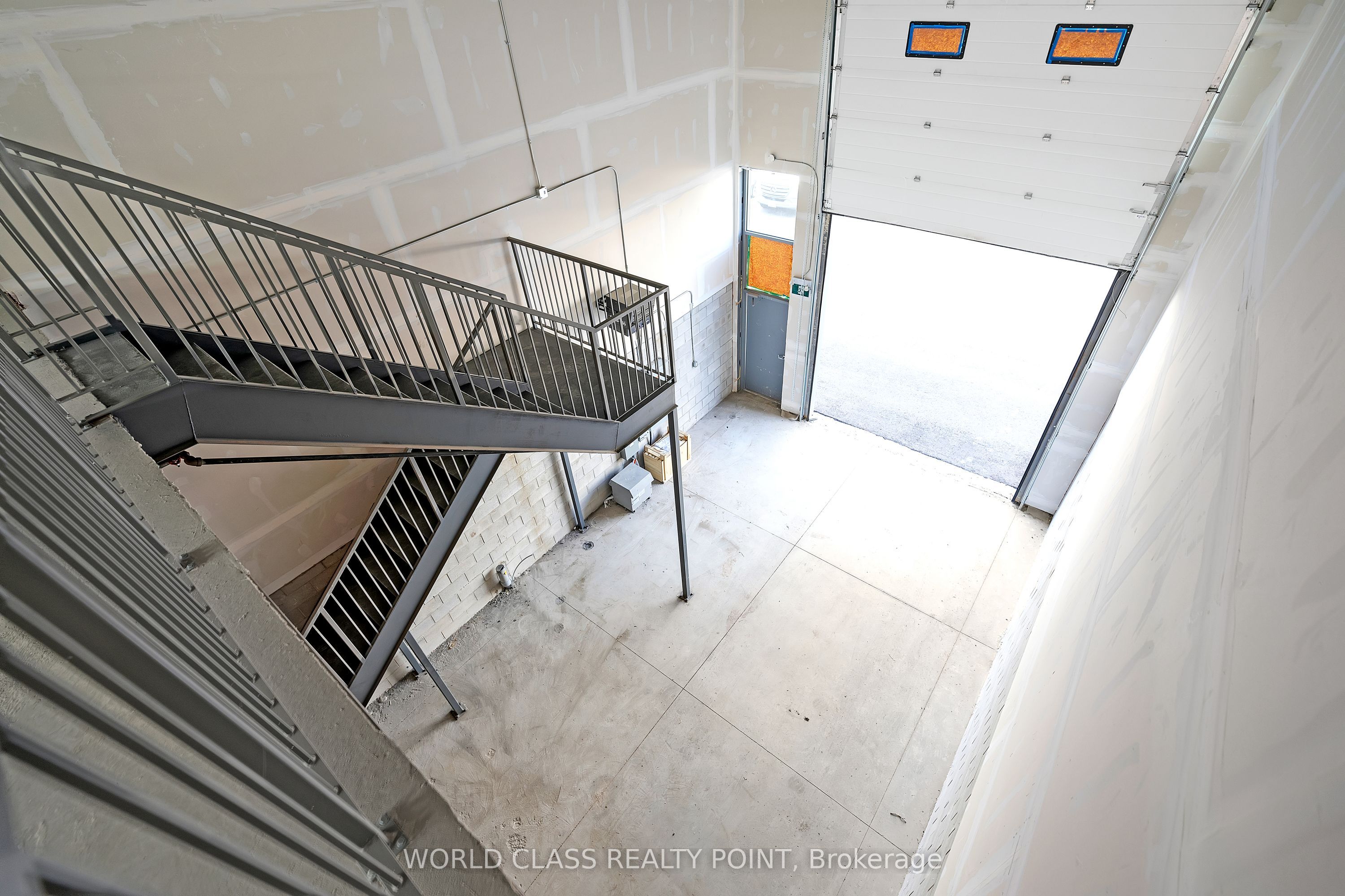 #2 - 5260 Solar Drive Property Photo 14