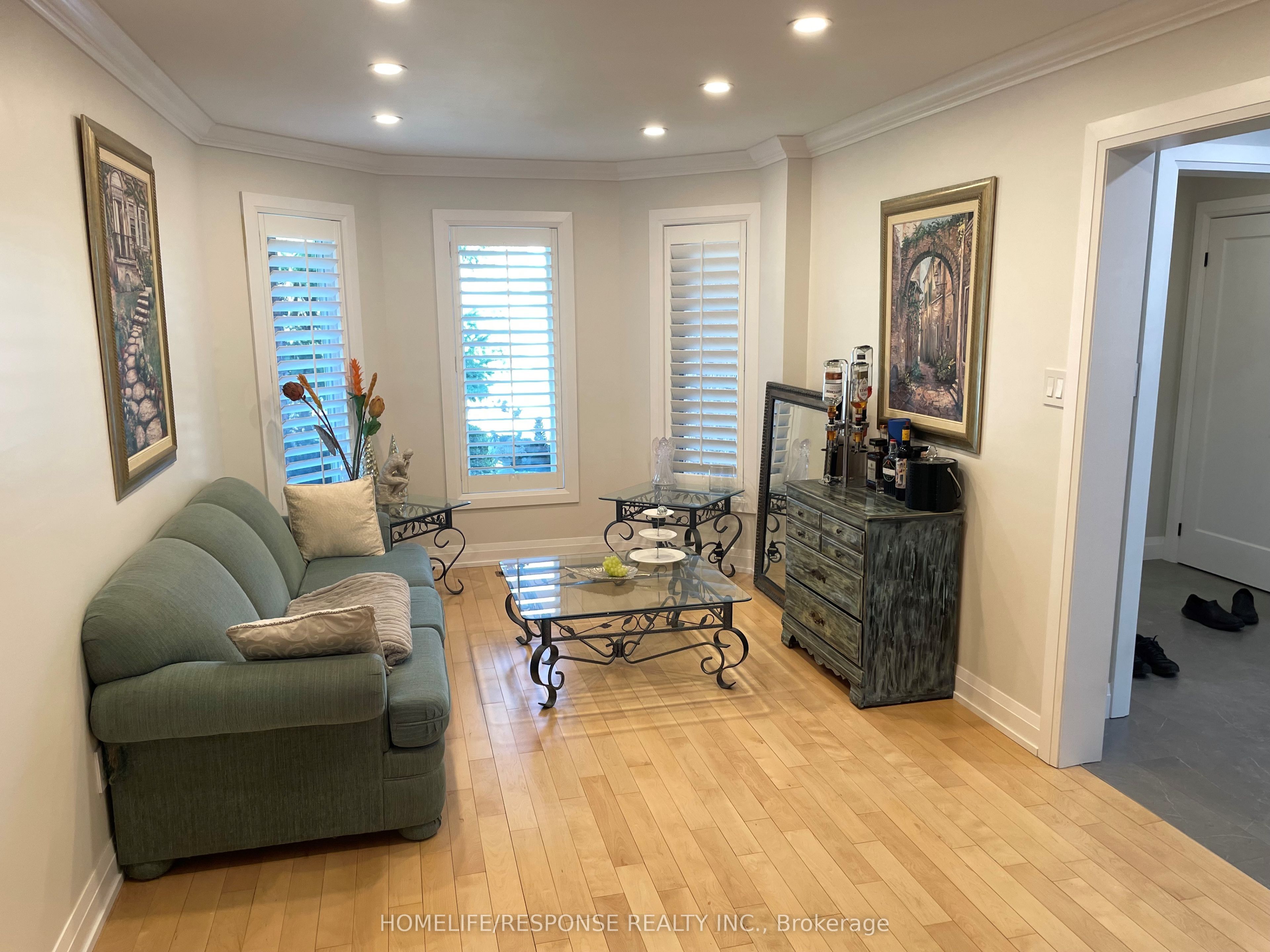 3215 Shadetree Drive Property Photo 4