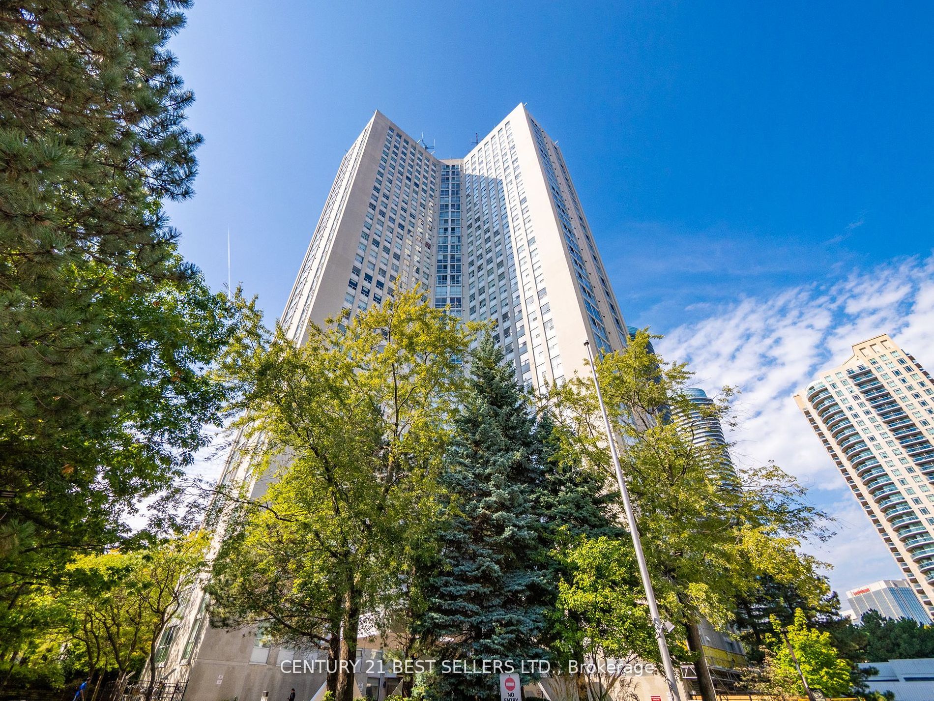 3650 Kaneff Cres Property Photo 1