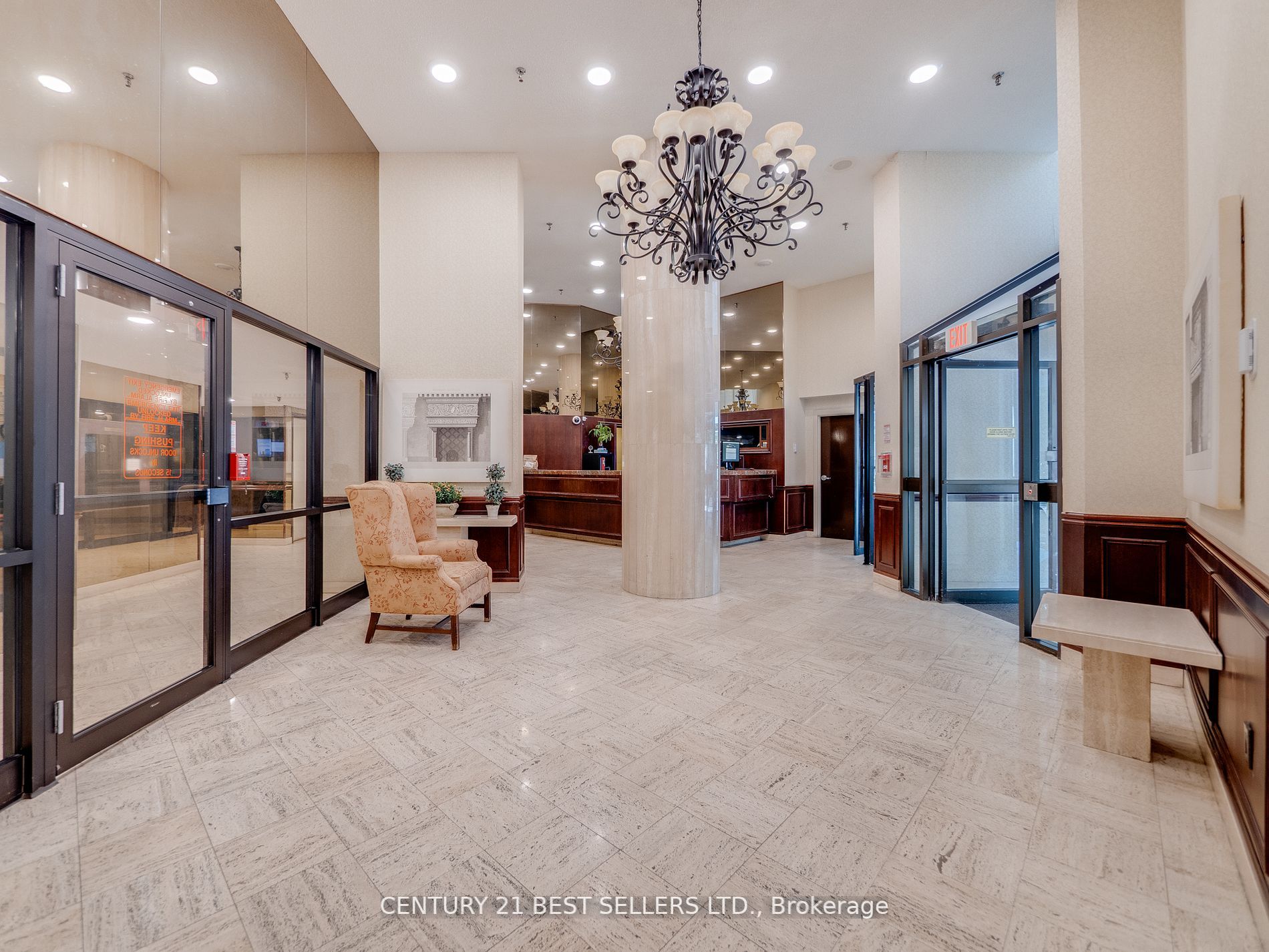 3650 Kaneff Cres Property Photo 6