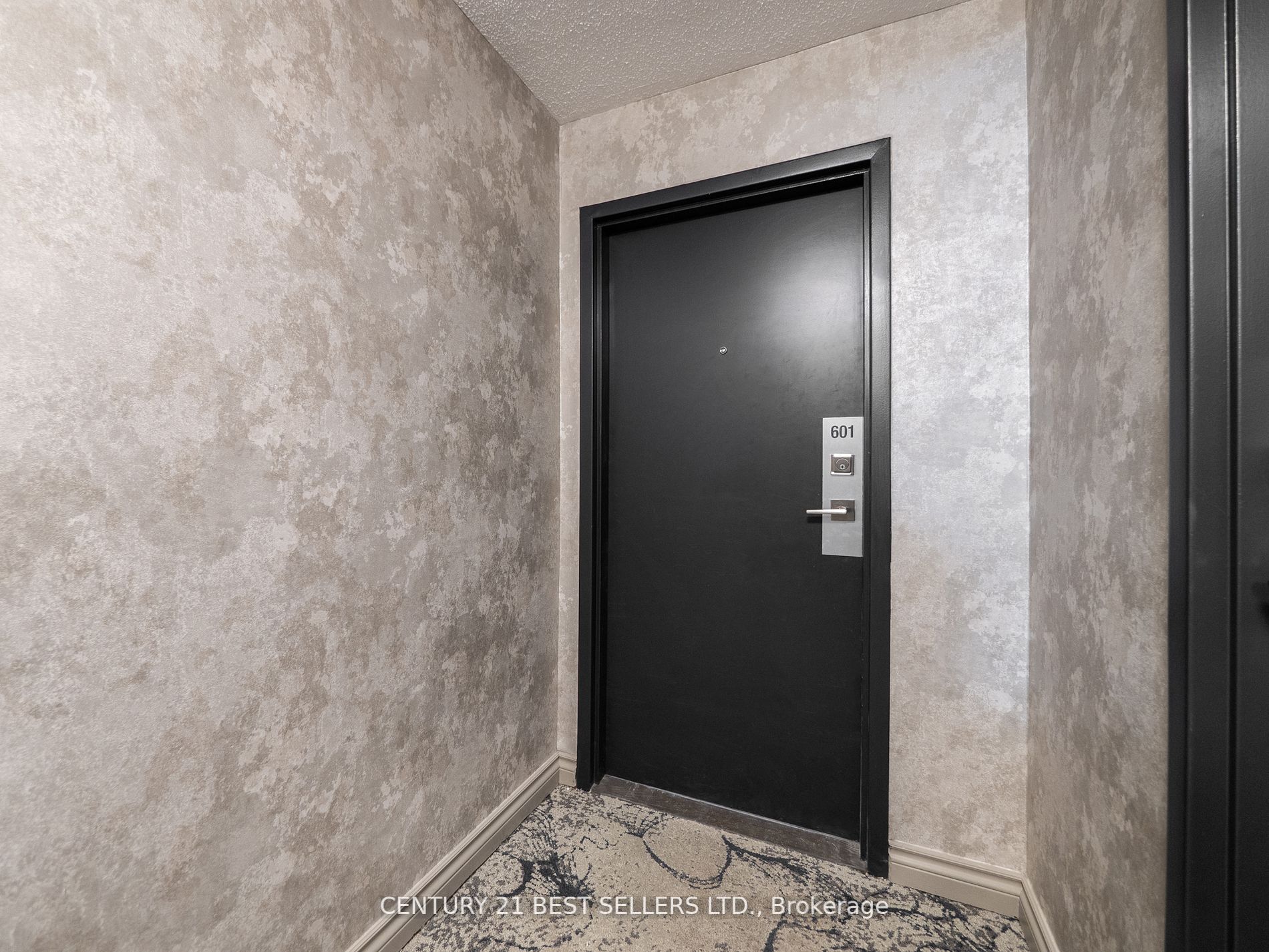 3650 Kaneff Cres Property Photo 7