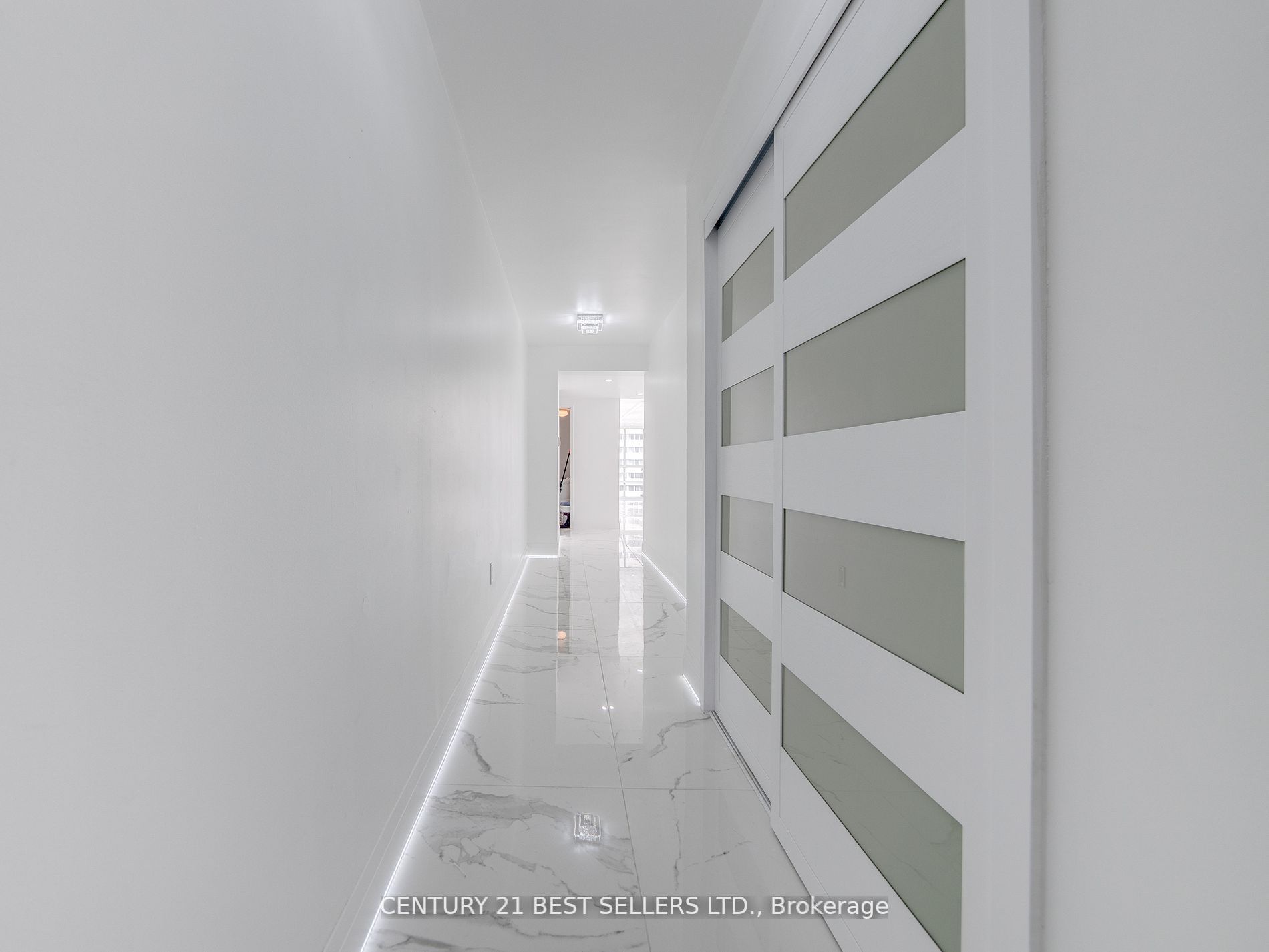 3650 Kaneff Cres Property Photo 8