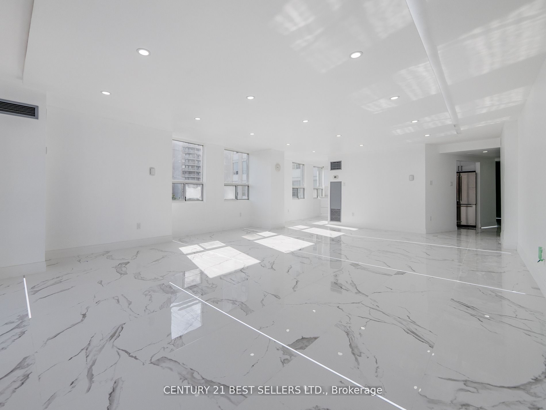 3650 Kaneff Cres Property Photo 12