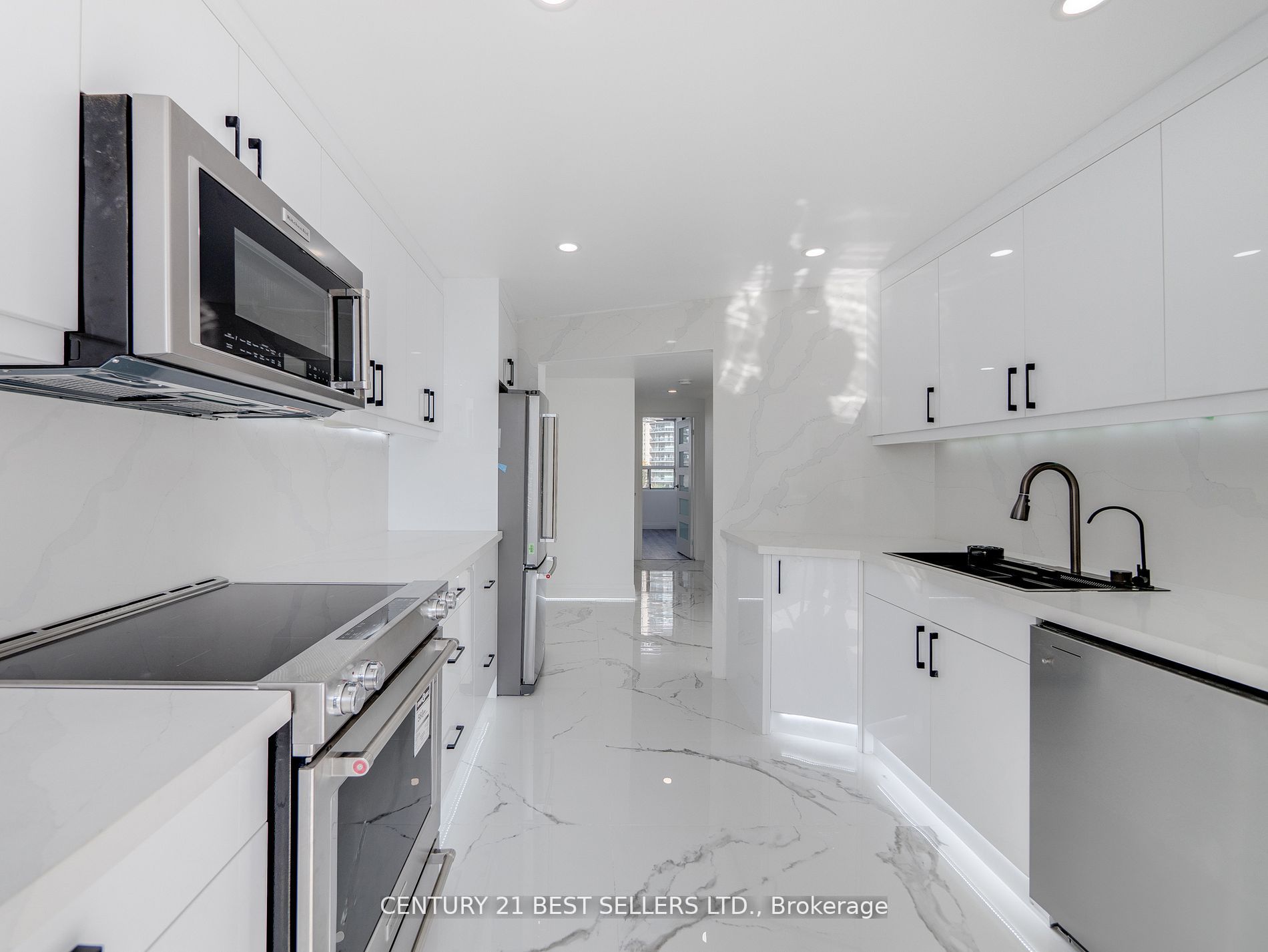 3650 Kaneff Cres Property Photo 14