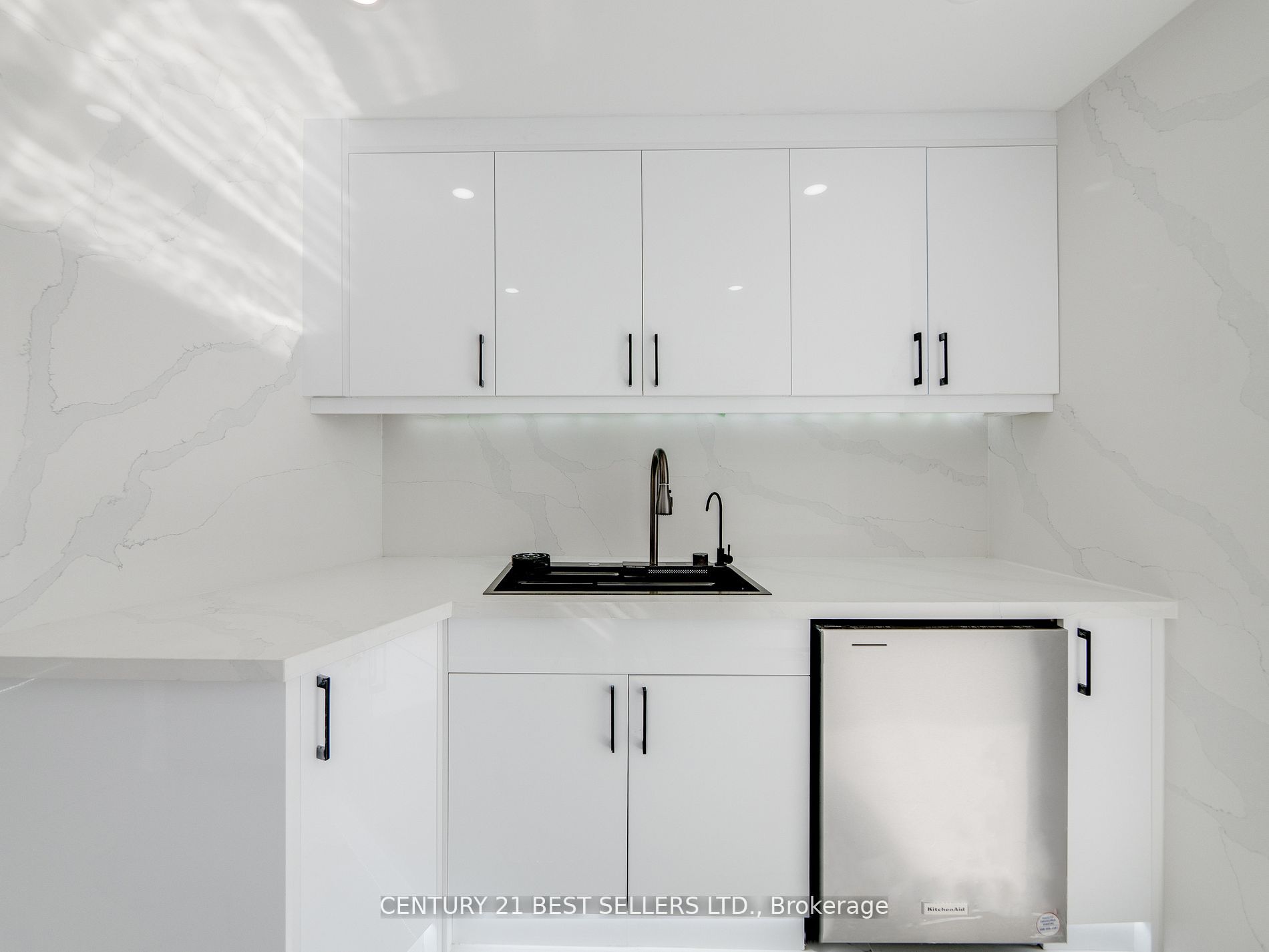3650 Kaneff Cres Property Photo 16