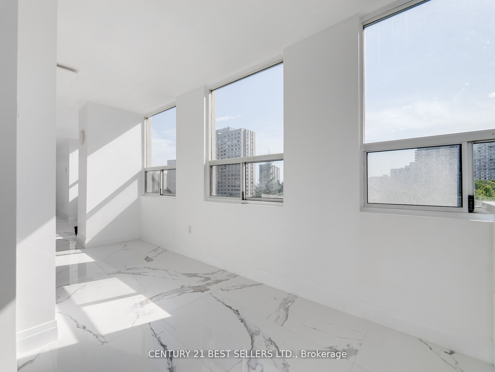 3650 Kaneff Cres Property Photo 17