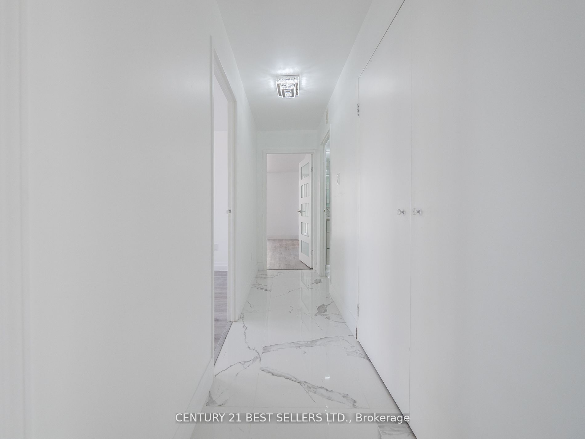 3650 Kaneff Cres Property Photo 19