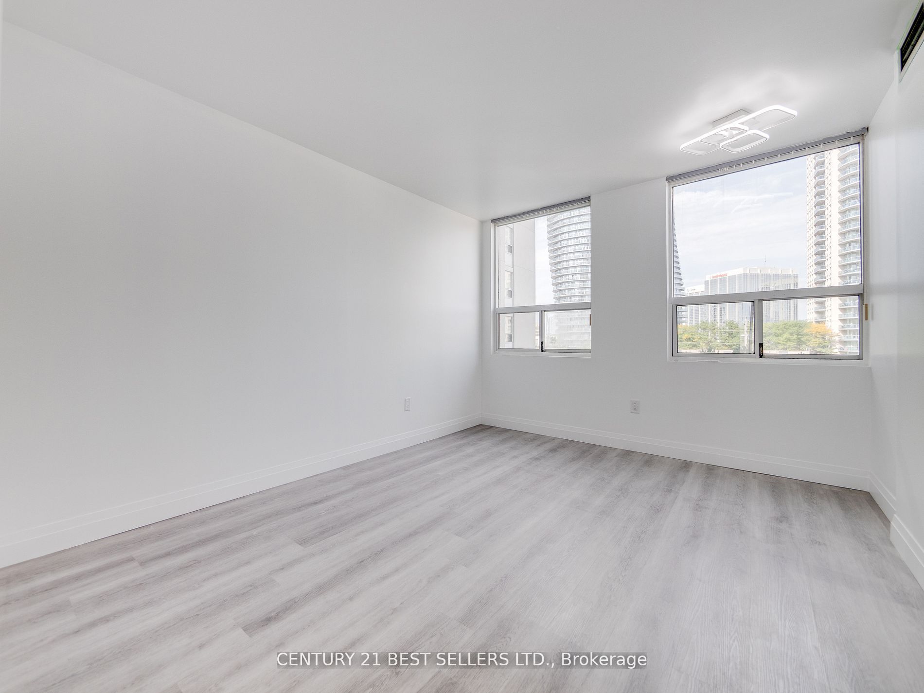 3650 Kaneff Cres Property Photo 20