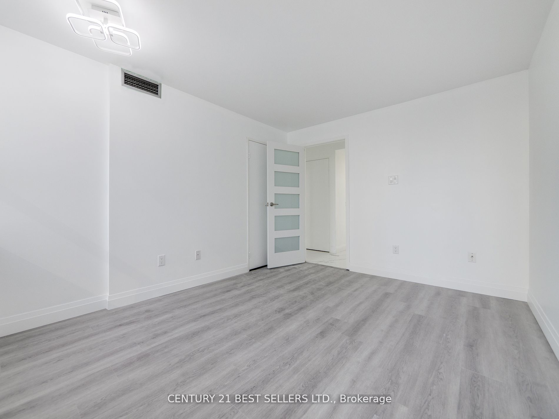 3650 Kaneff Cres Property Photo 21
