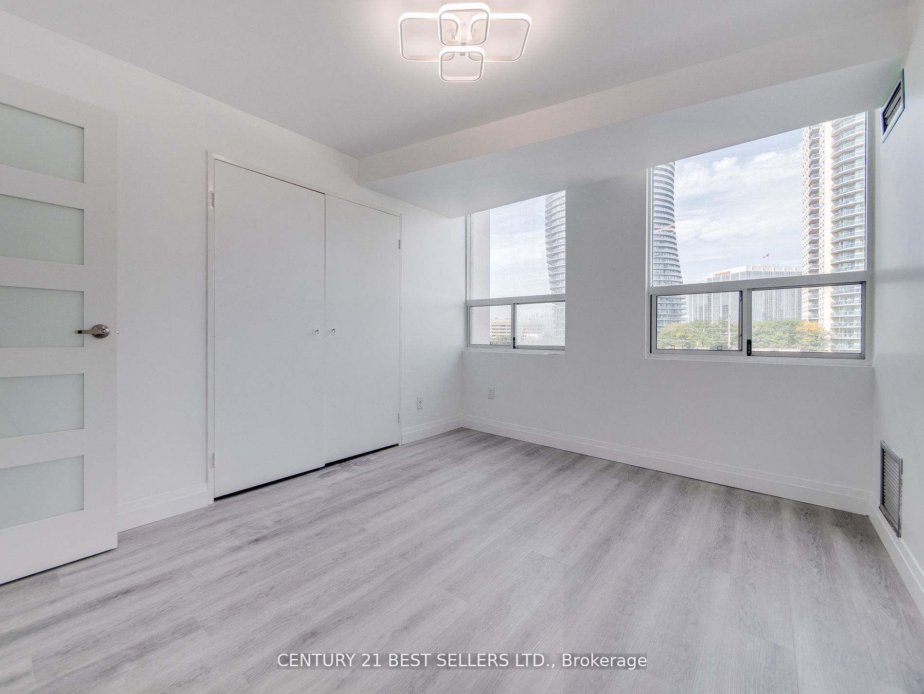 3650 Kaneff Cres Property Photo 22