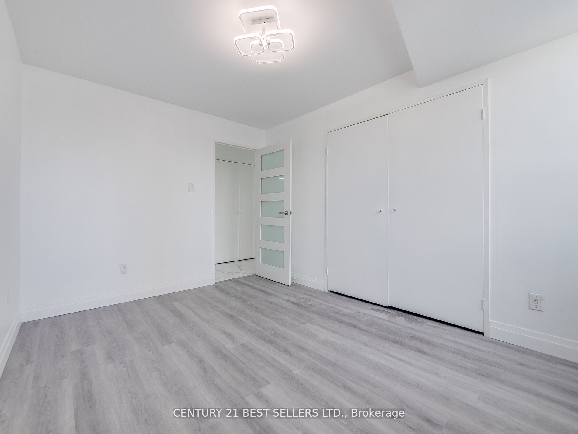 3650 Kaneff Cres Property Photo 23