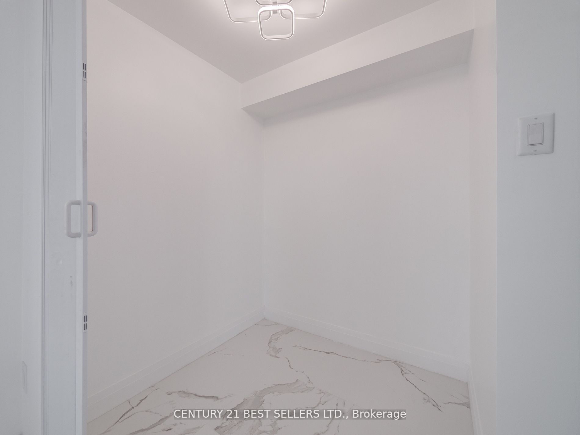 3650 Kaneff Cres Property Photo 27