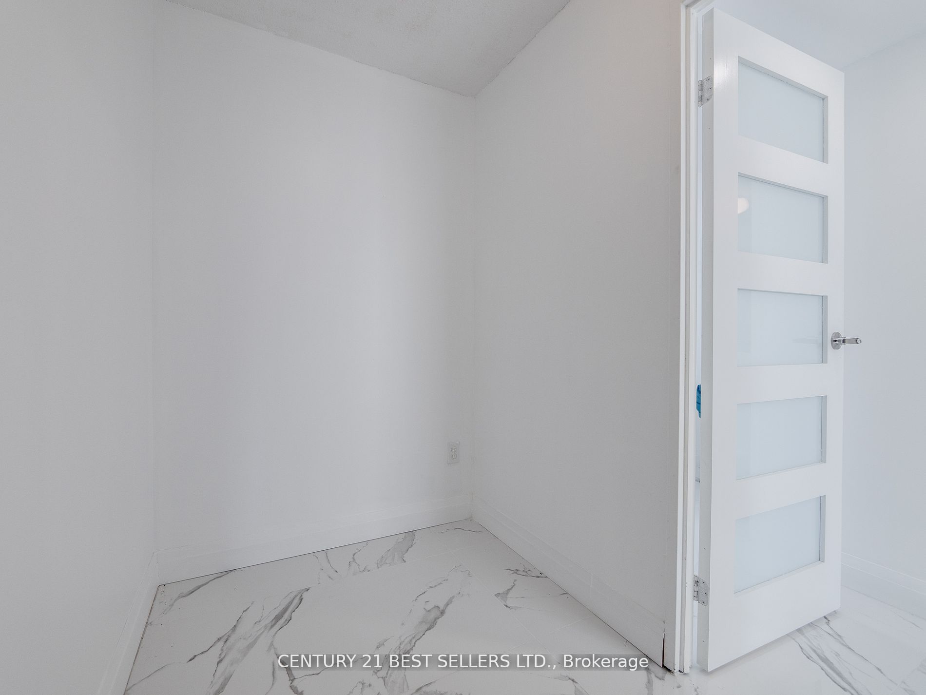 3650 Kaneff Cres Property Photo 31
