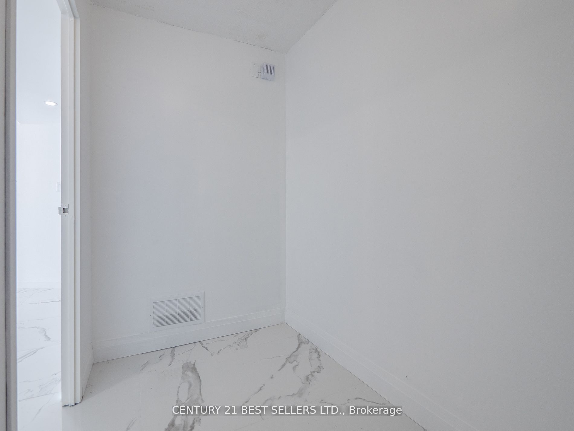 3650 Kaneff Cres Property Photo 33