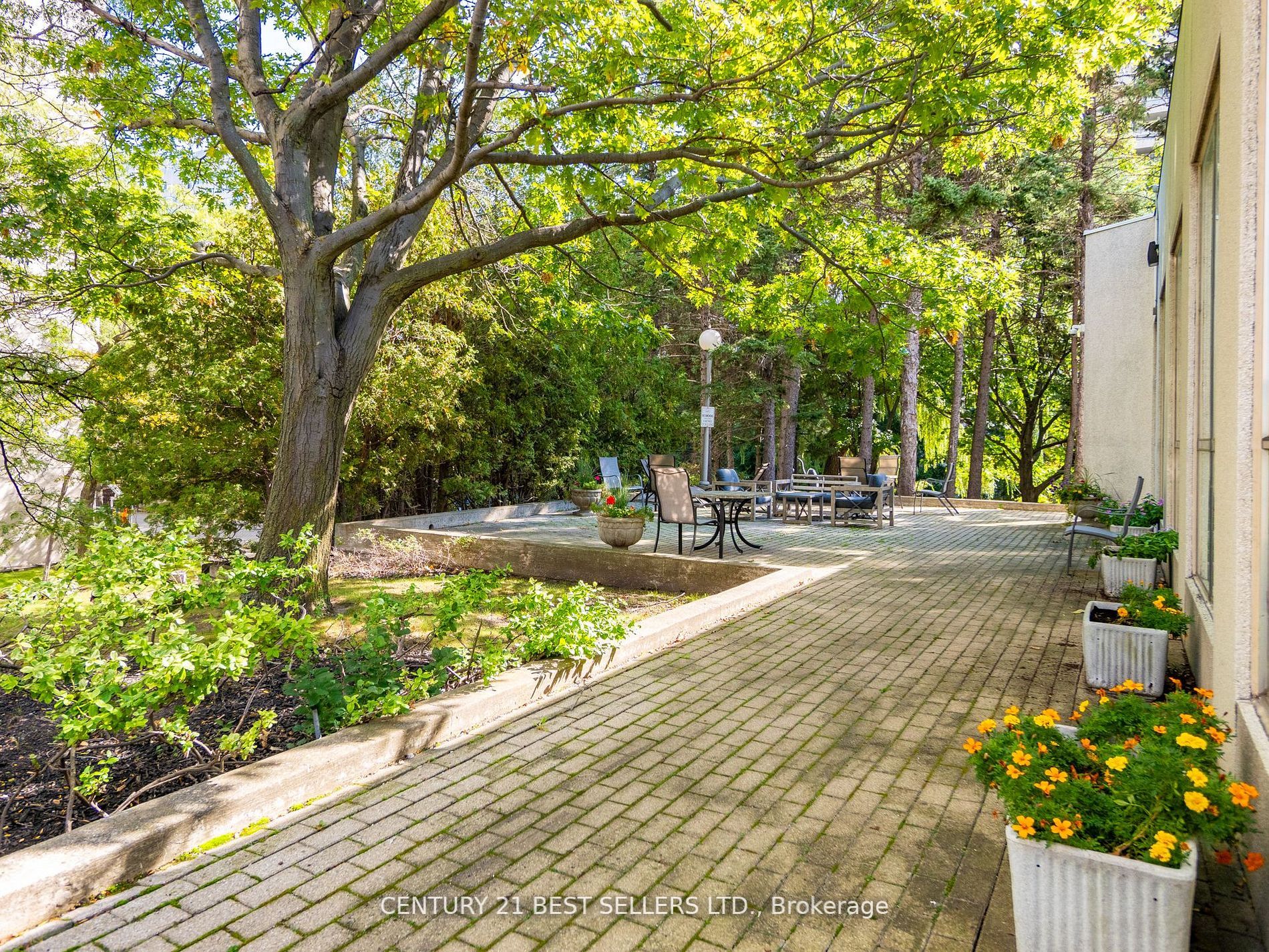 3650 Kaneff Cres Property Photo 36