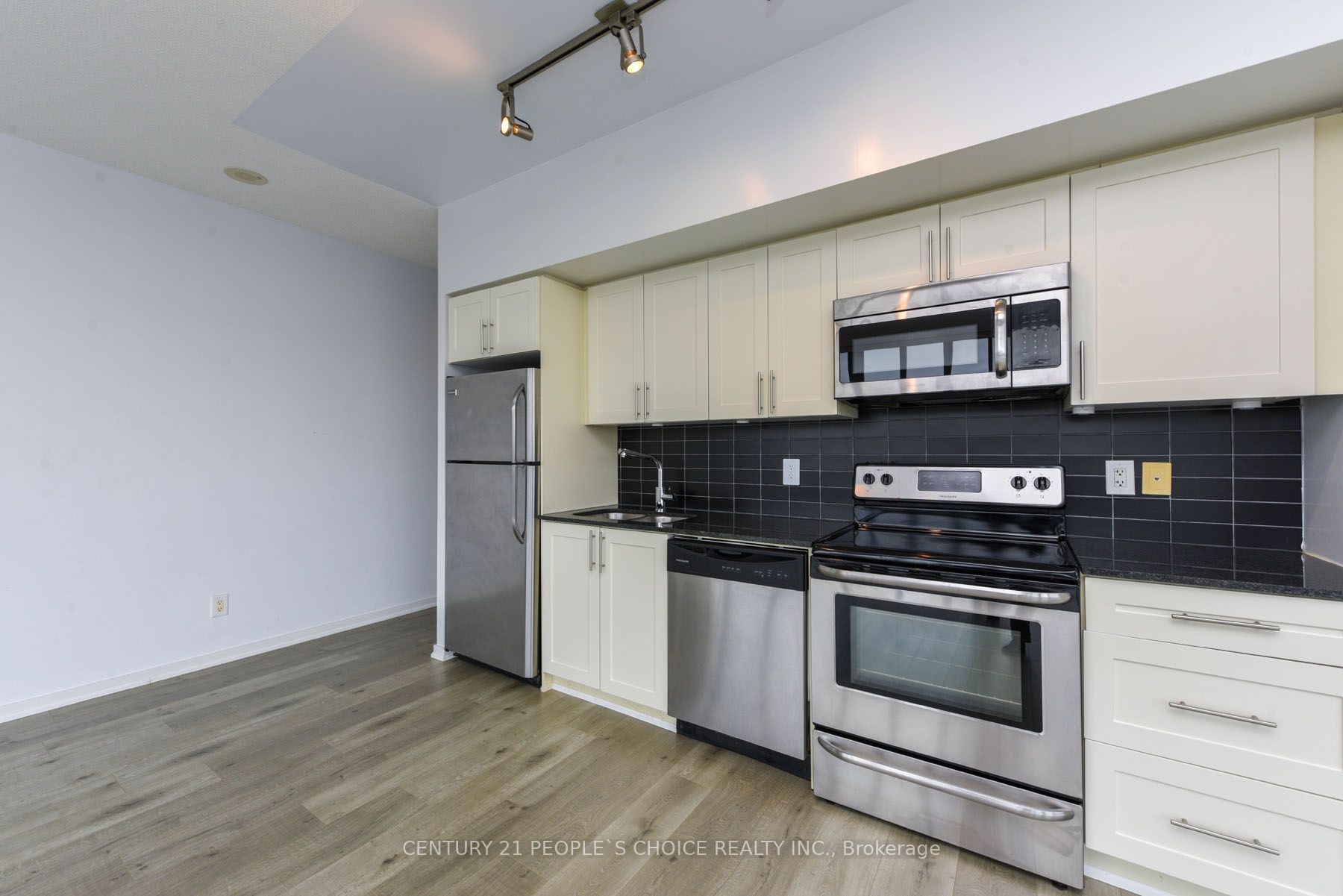 #610 - 105 The Queensway Property Photo 8