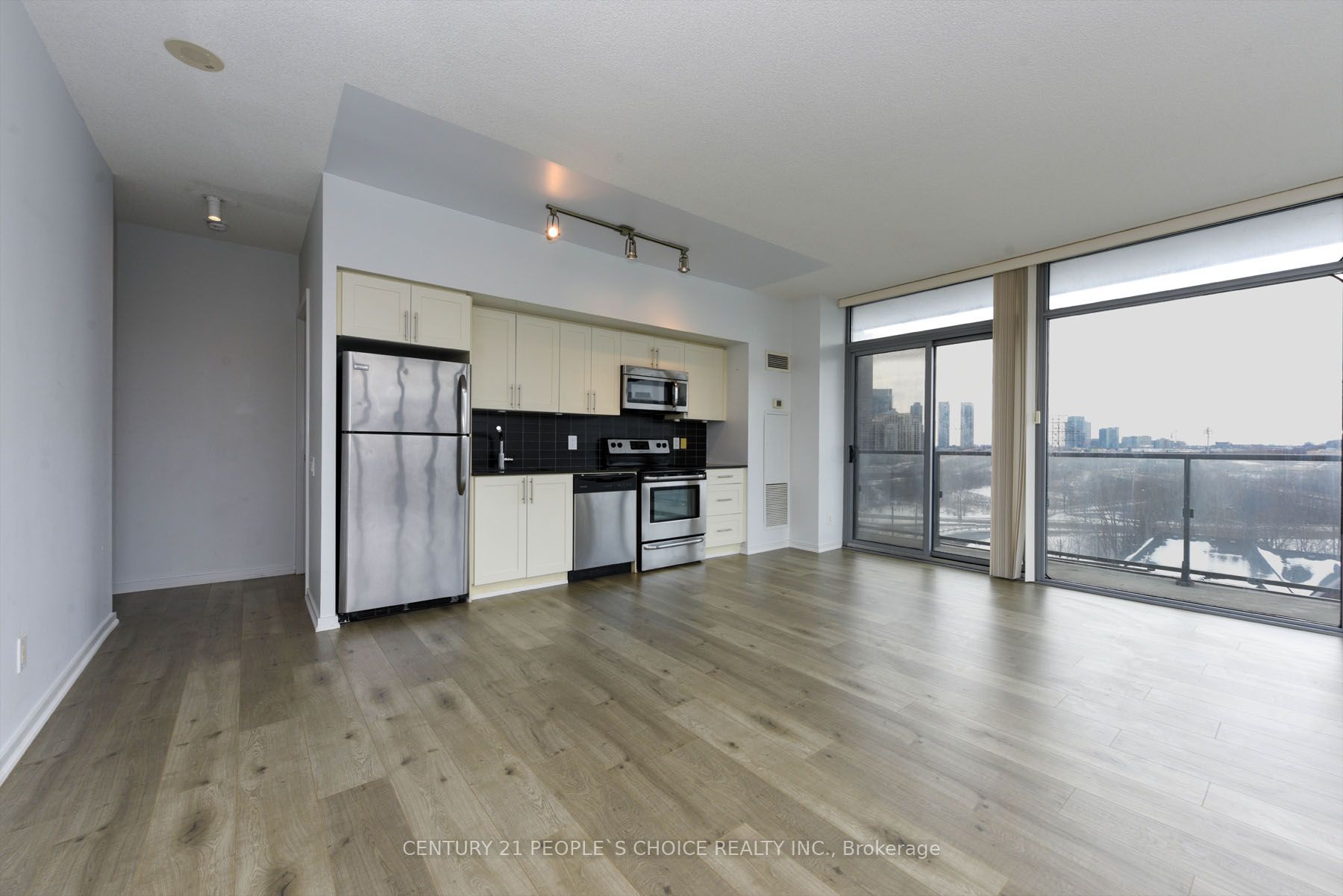 #610 - 105 The Queensway Property Photo 10