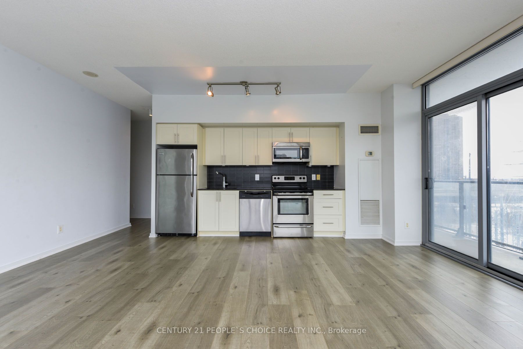 #610 - 105 The Queensway Property Photo 12