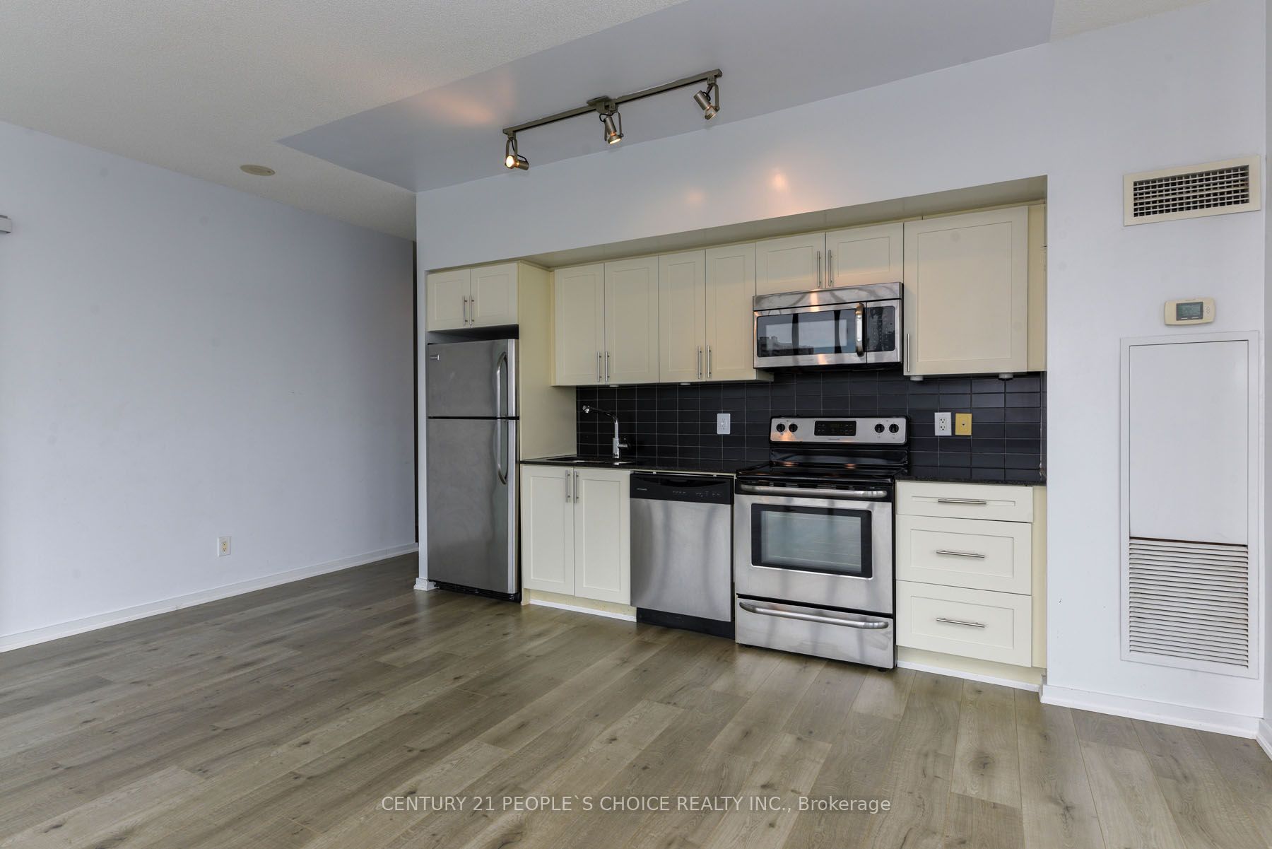 #610 - 105 The Queensway Property Photo 15