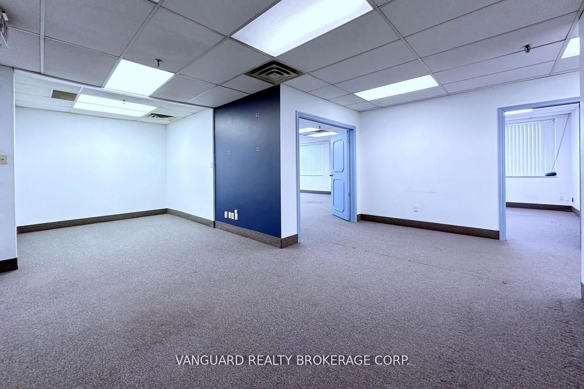 #1 - 360 Deerhide Crescent Property Photo 5