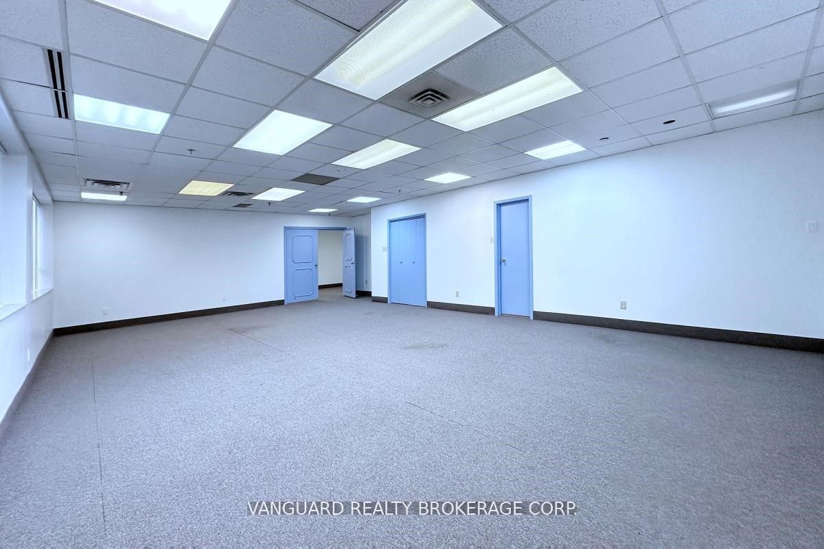 #1 - 360 Deerhide Crescent Property Photo 6