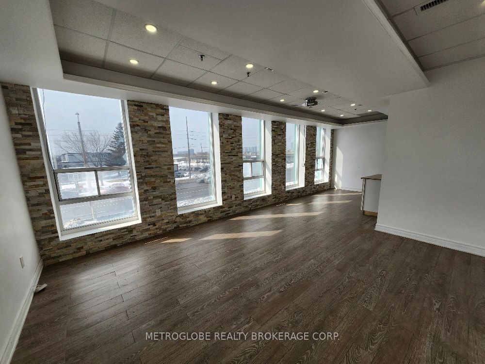 #204 - 2395 Cawthra Road Property Photo 2