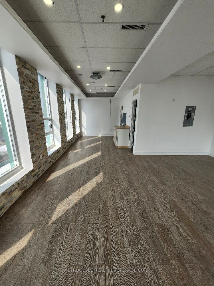#204 - 2395 Cawthra Road Property Photo 4
