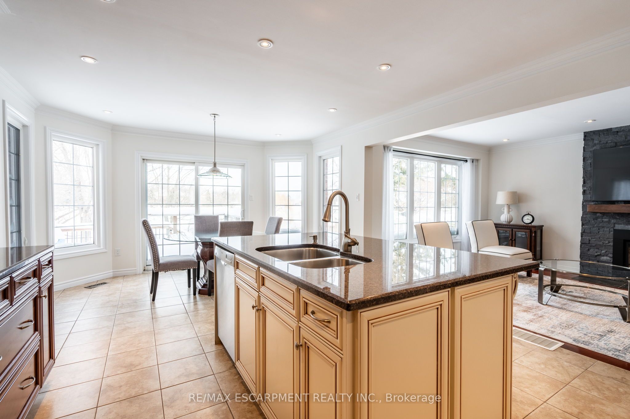 2049 Country Club Drive Property Photo 15