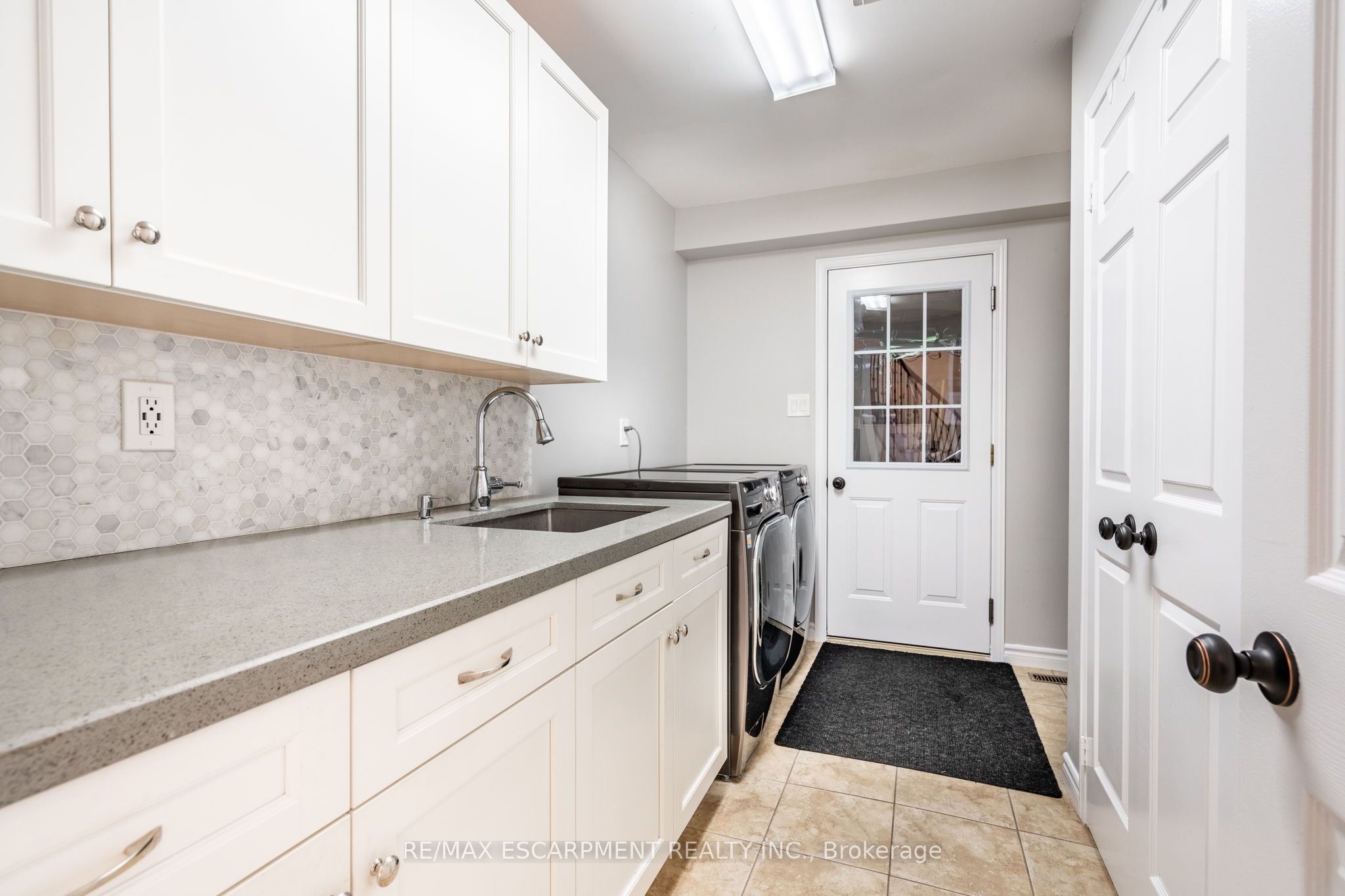 2049 Country Club Drive Property Photo 17