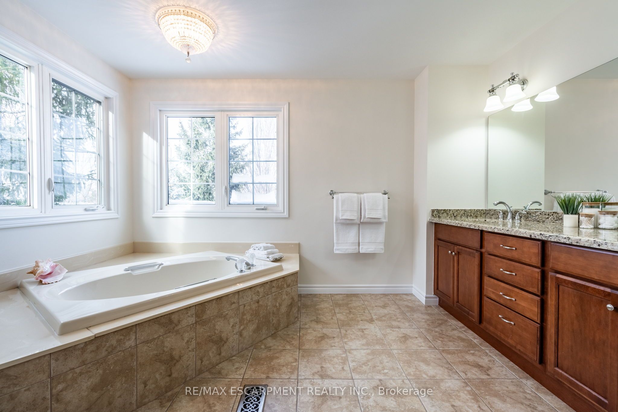 2049 Country Club Drive Property Photo 27
