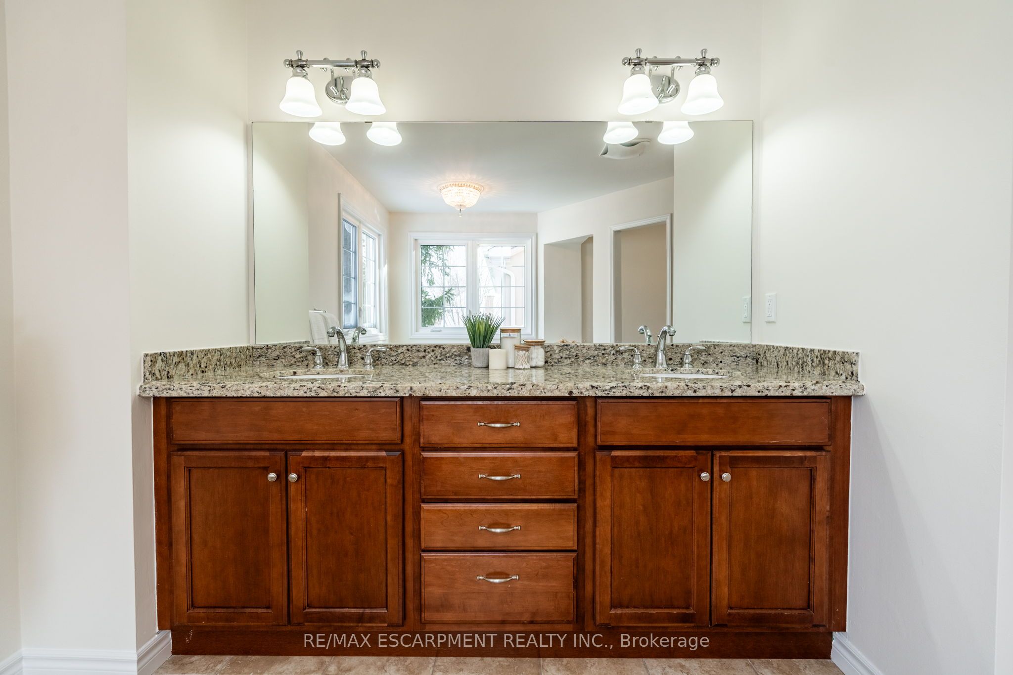 2049 Country Club Drive Property Photo 28
