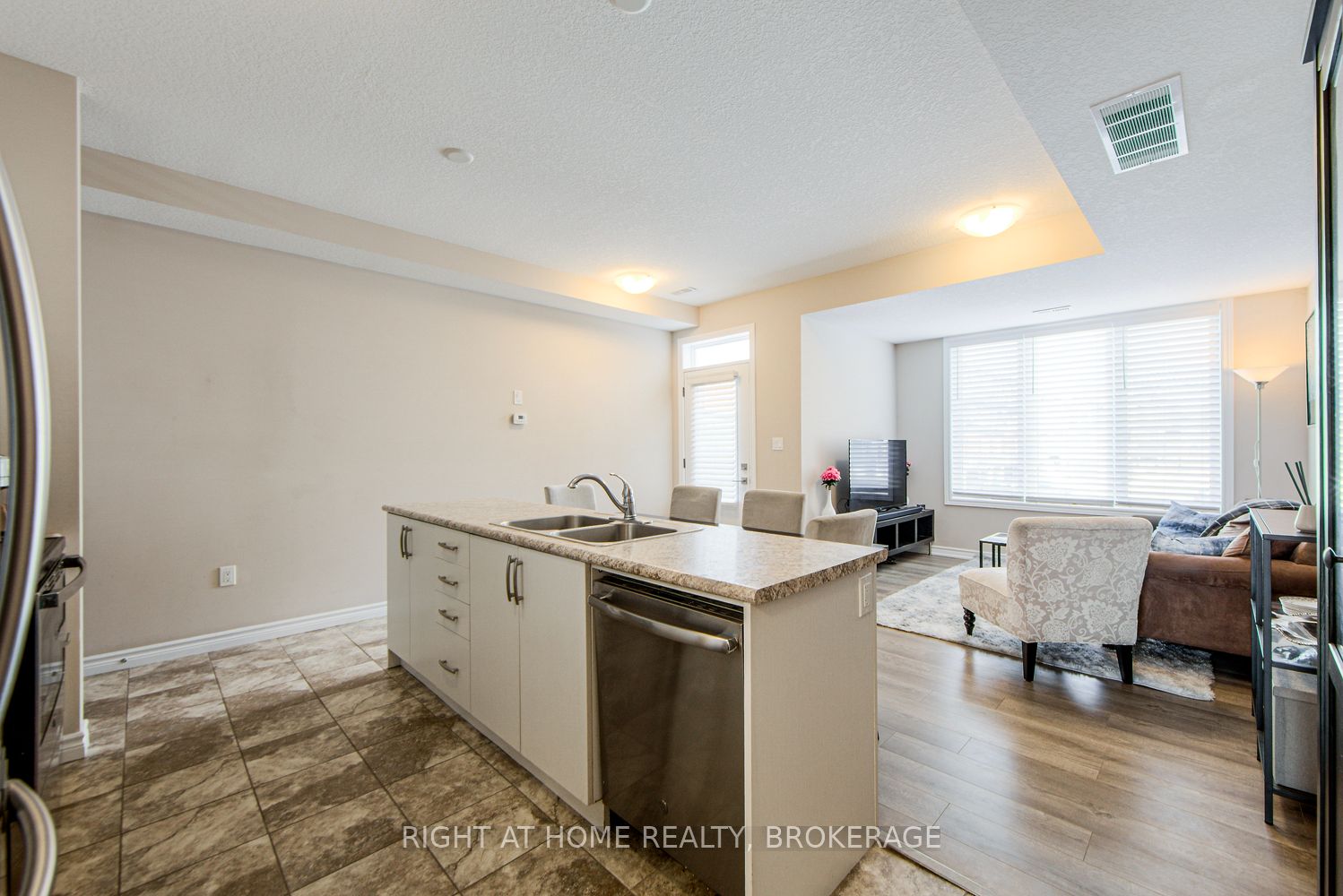 #62 - 445 Ontario Street Property Photo 6