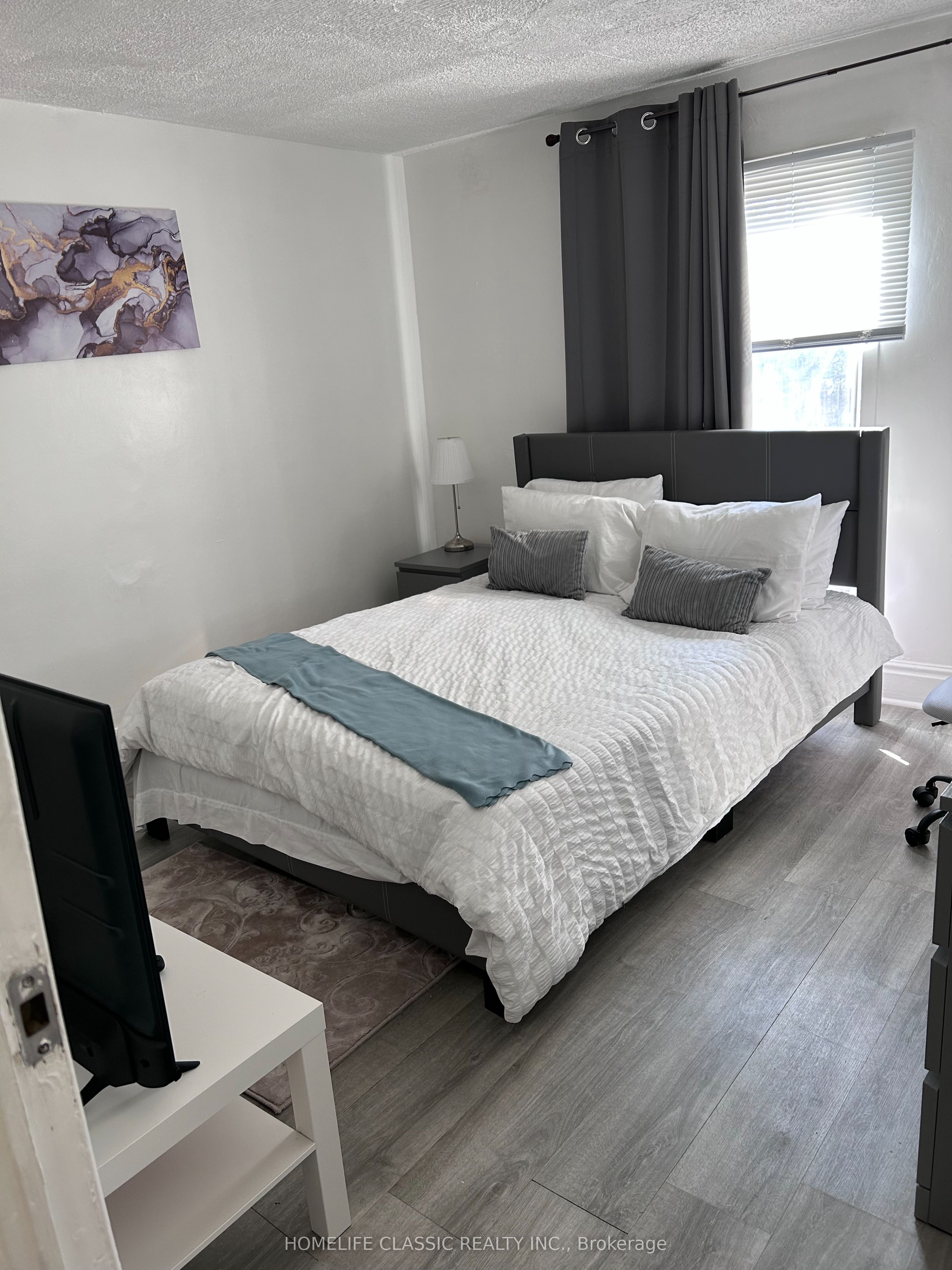 3223 Dundas Street Property Photo 6