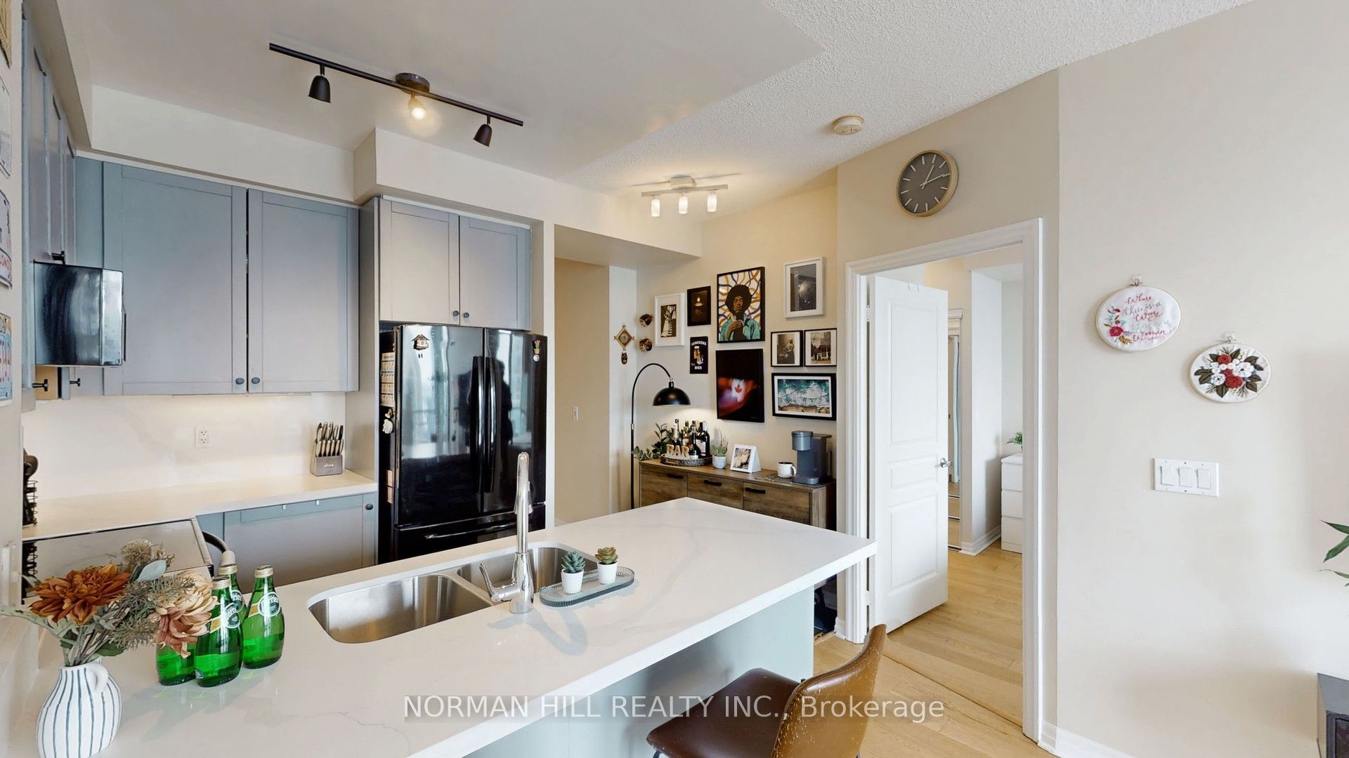 #2410 - 3939 Duke Of York Boulevard Property Photo 11