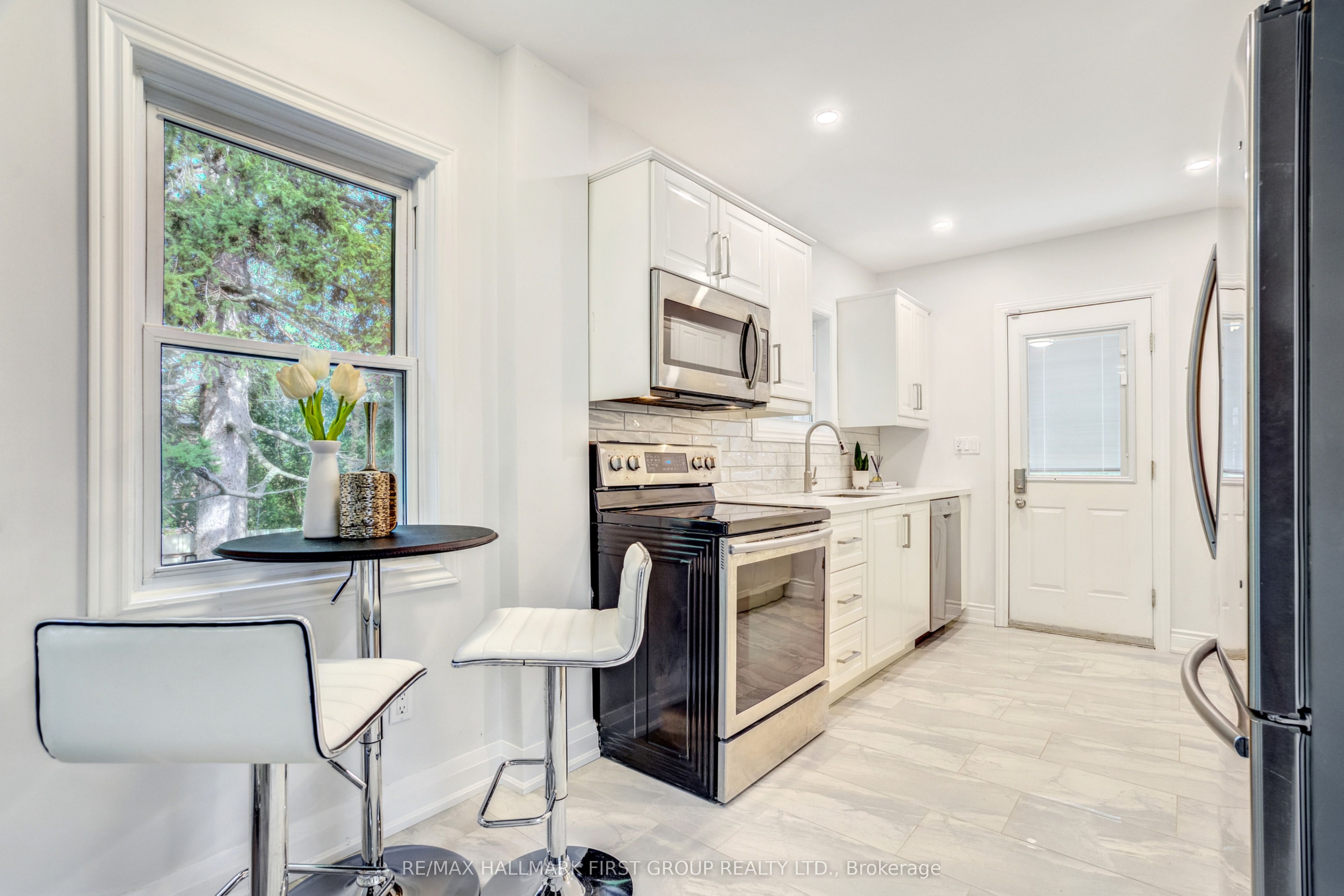 1395 Hurontario Street Property Photo 8