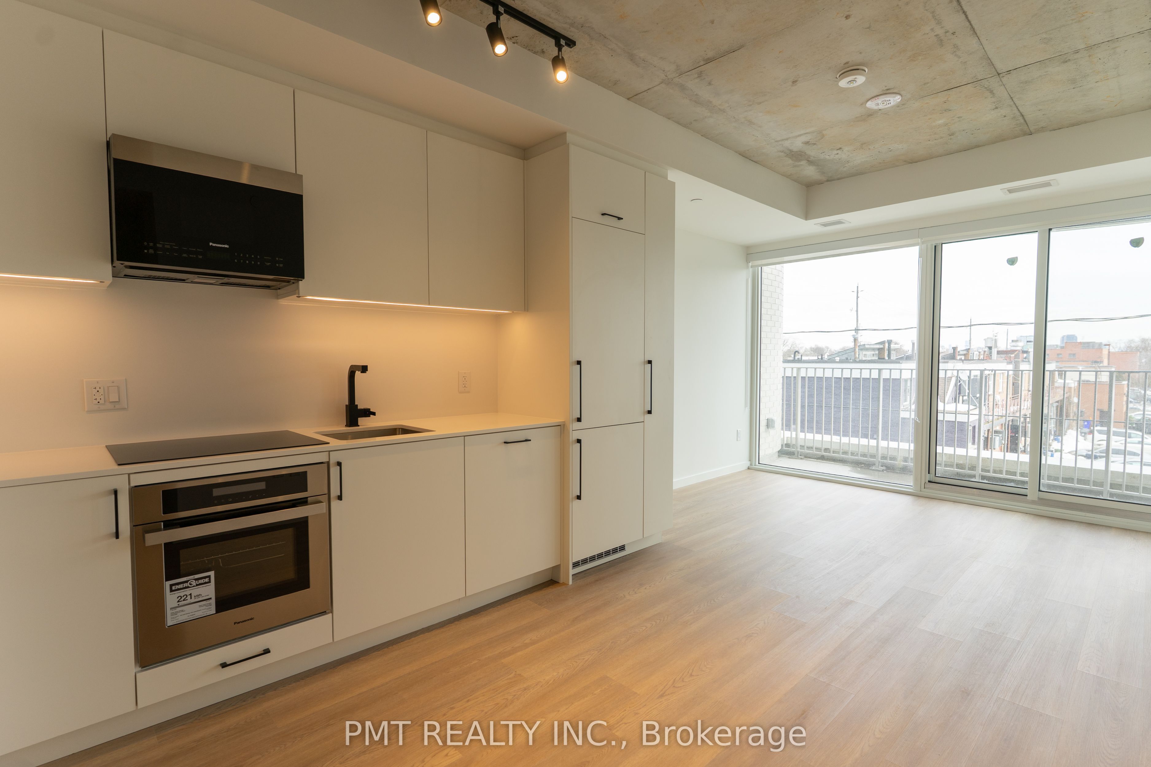 #225 - 689 The Queensway Property Photo 2