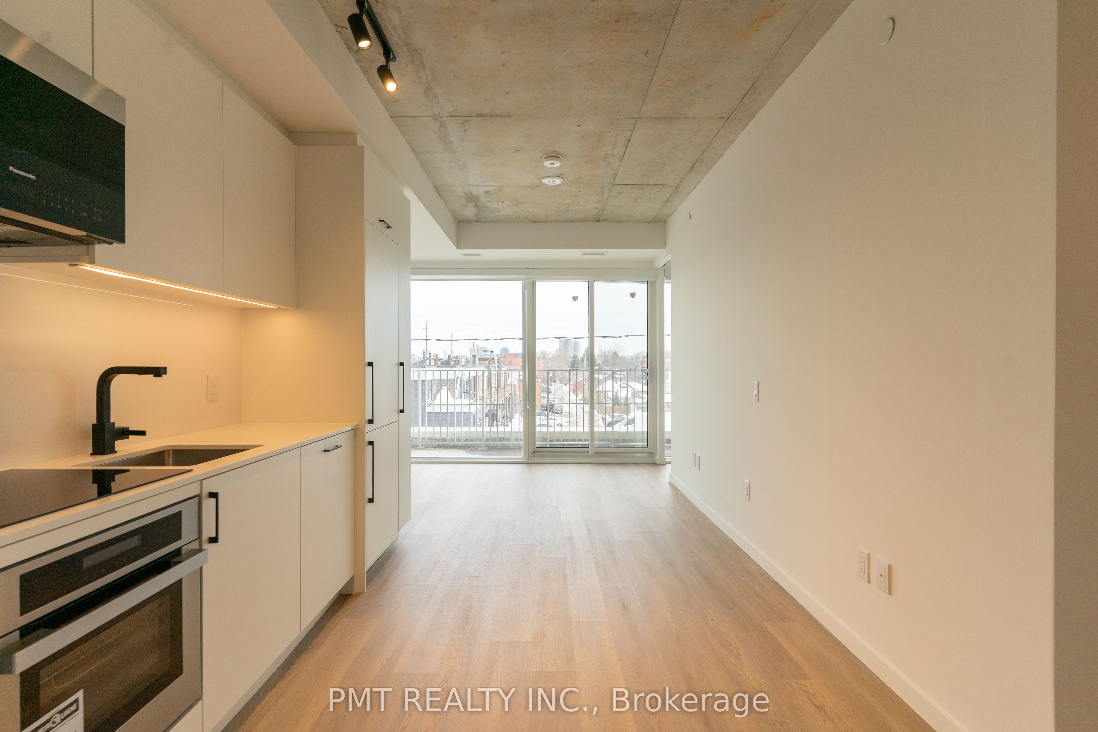 #225 - 689 The Queensway Property Photo 3