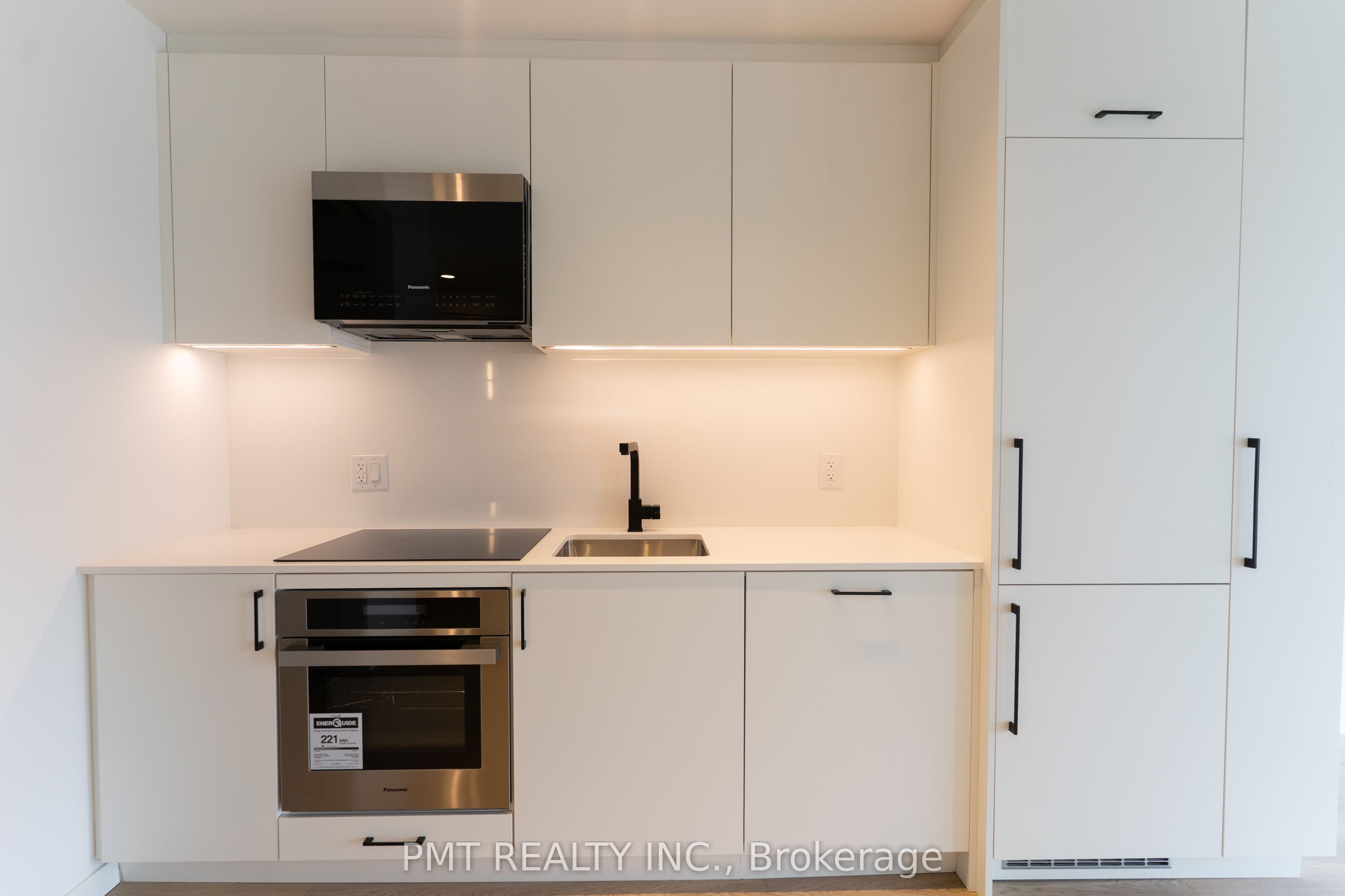 #225 - 689 The Queensway Property Photo 4