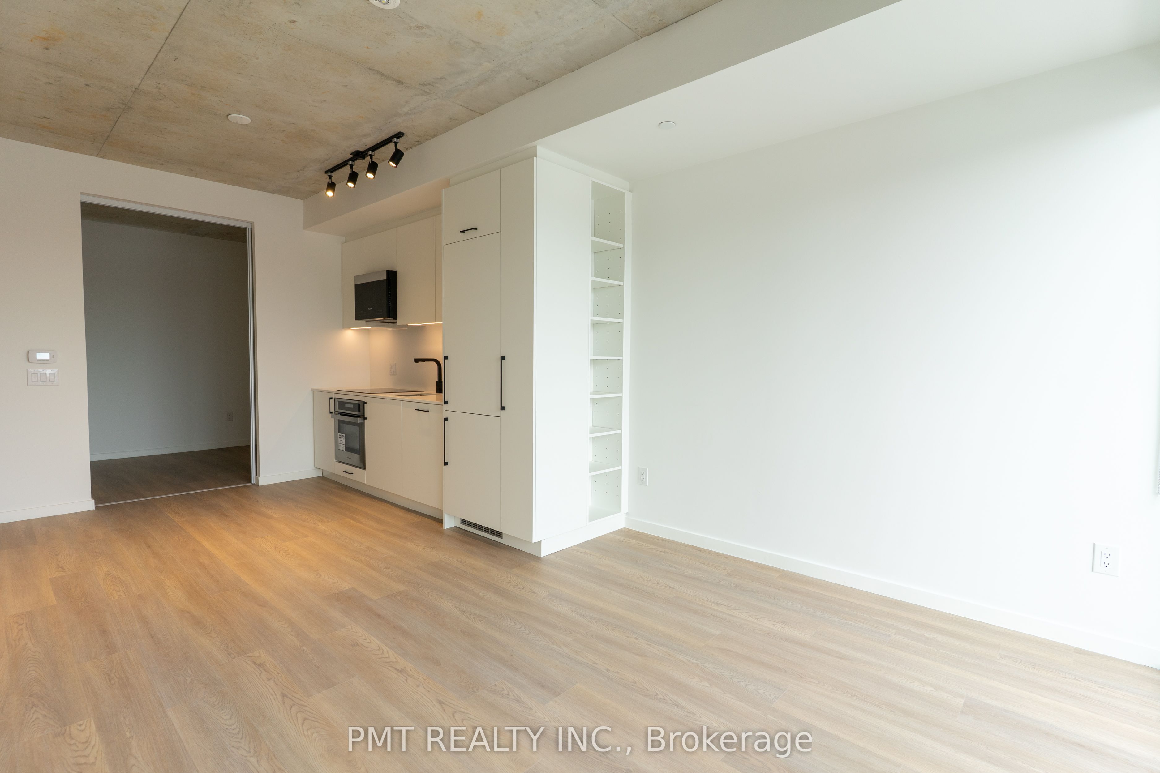 #225 - 689 The Queensway Property Photo 5