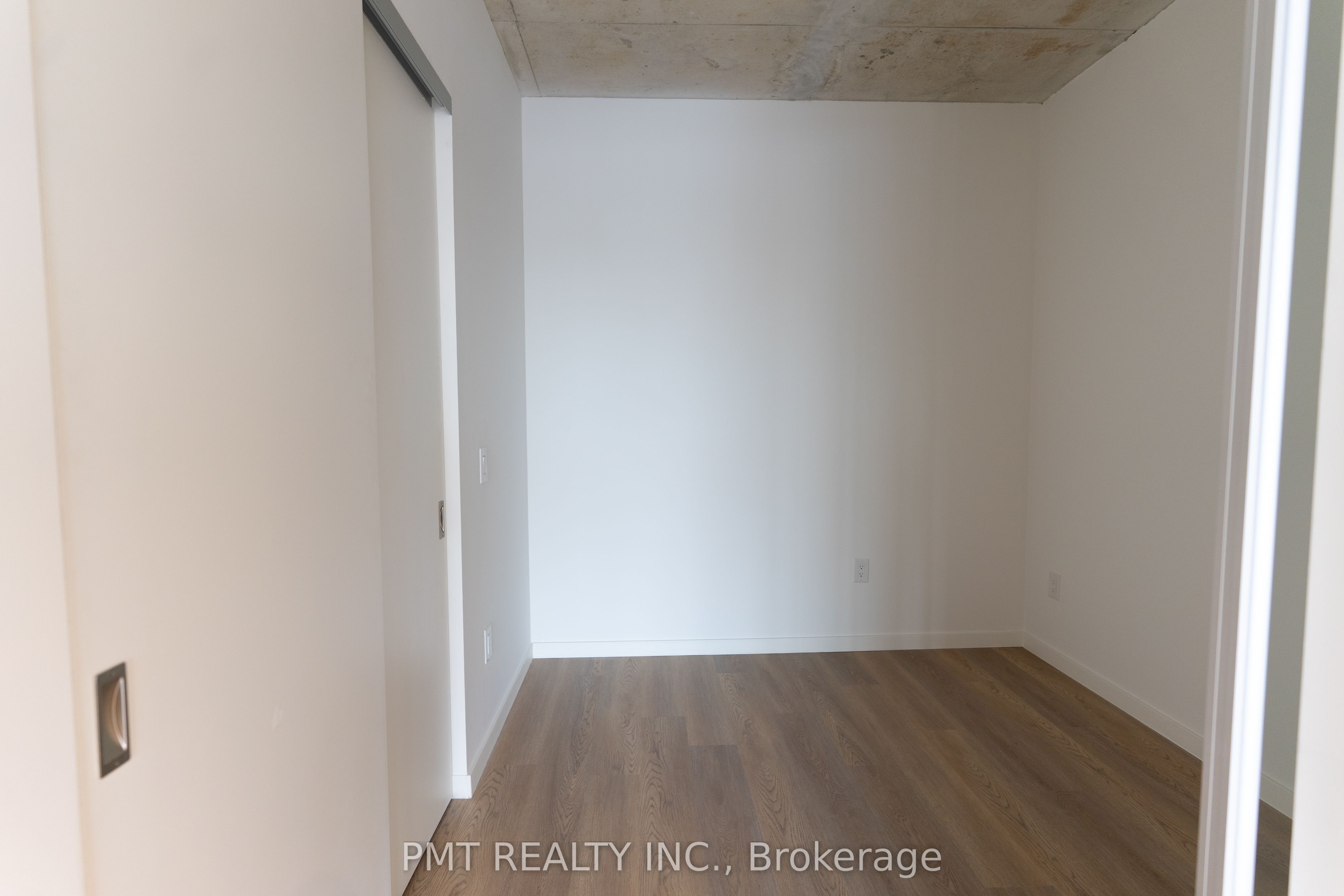 #225 - 689 The Queensway Property Photo 11