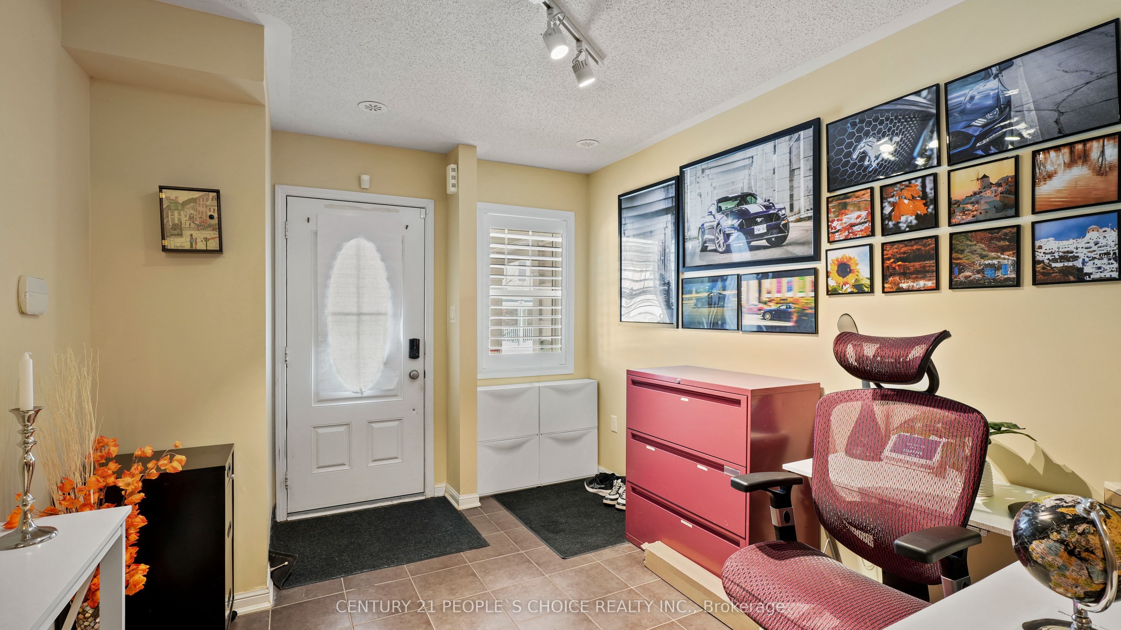 897 Willingdon Crescent Property Photo 4