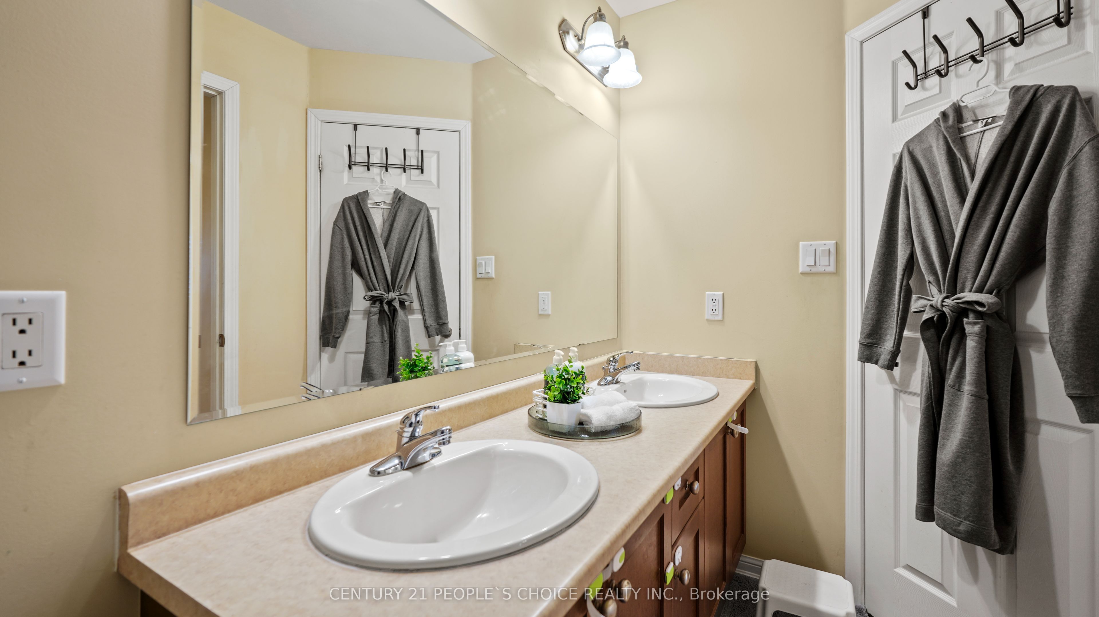 897 Willingdon Crescent Property Photo 12