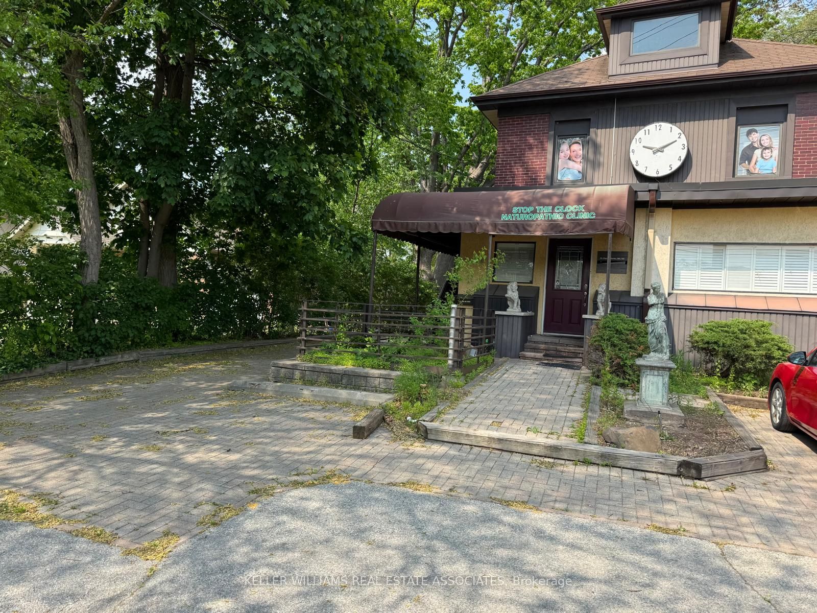 1553 Hurontario St Property Photo 4