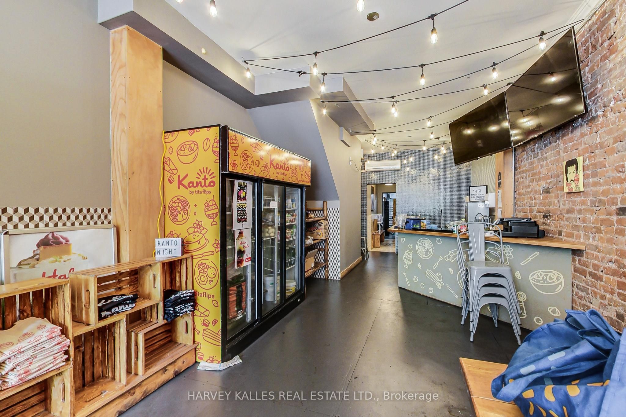 2986 Dundas Street Property Photo 2