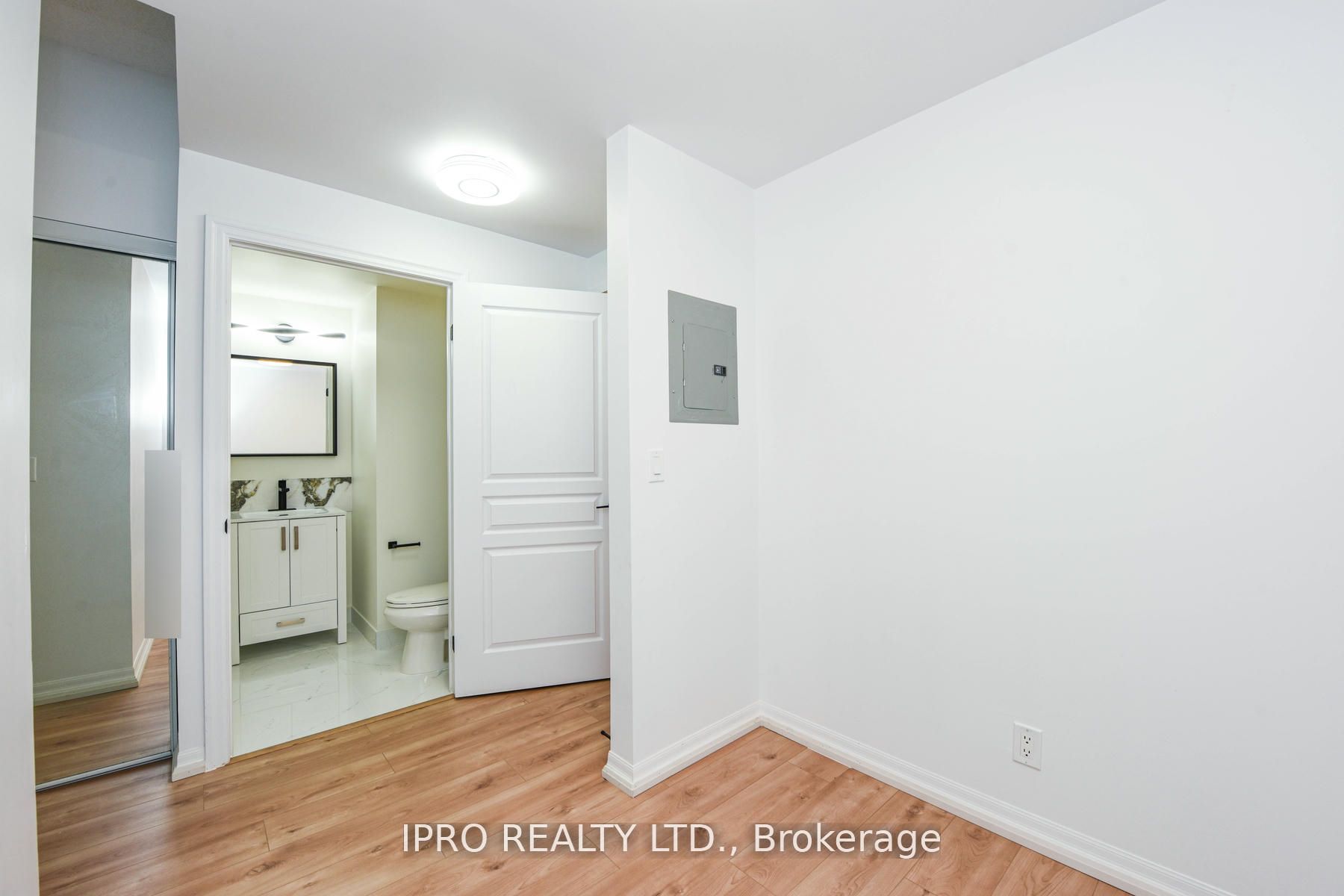 #513 - 3939 Duke Of York Boulevard Property Photo 8