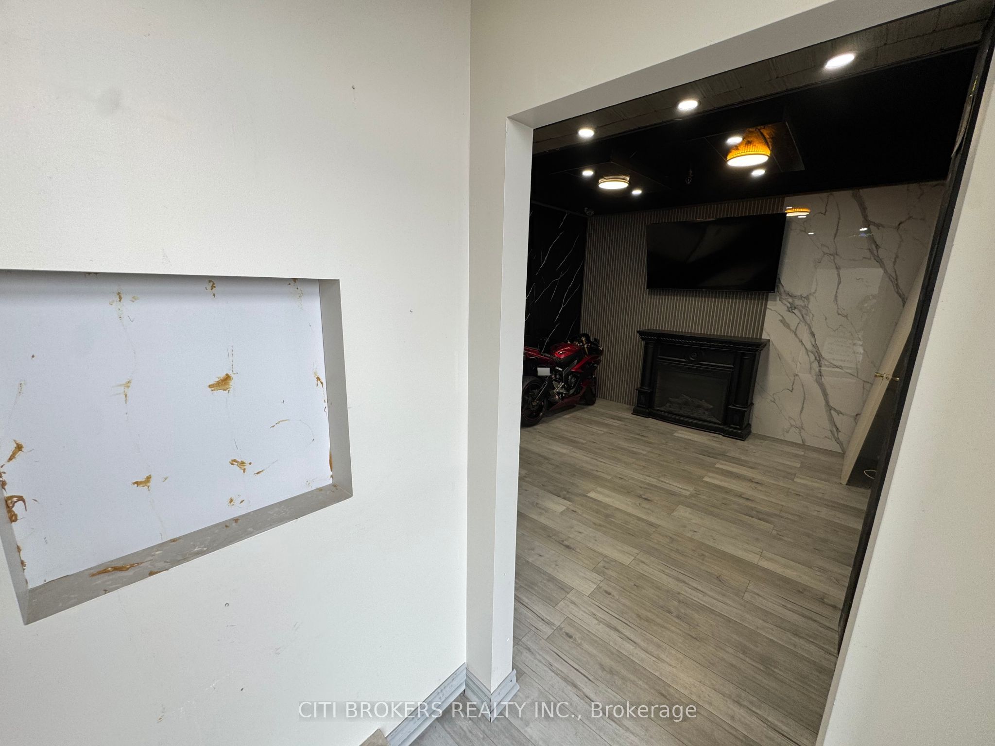 50 Steeles Ave Property Photo 4