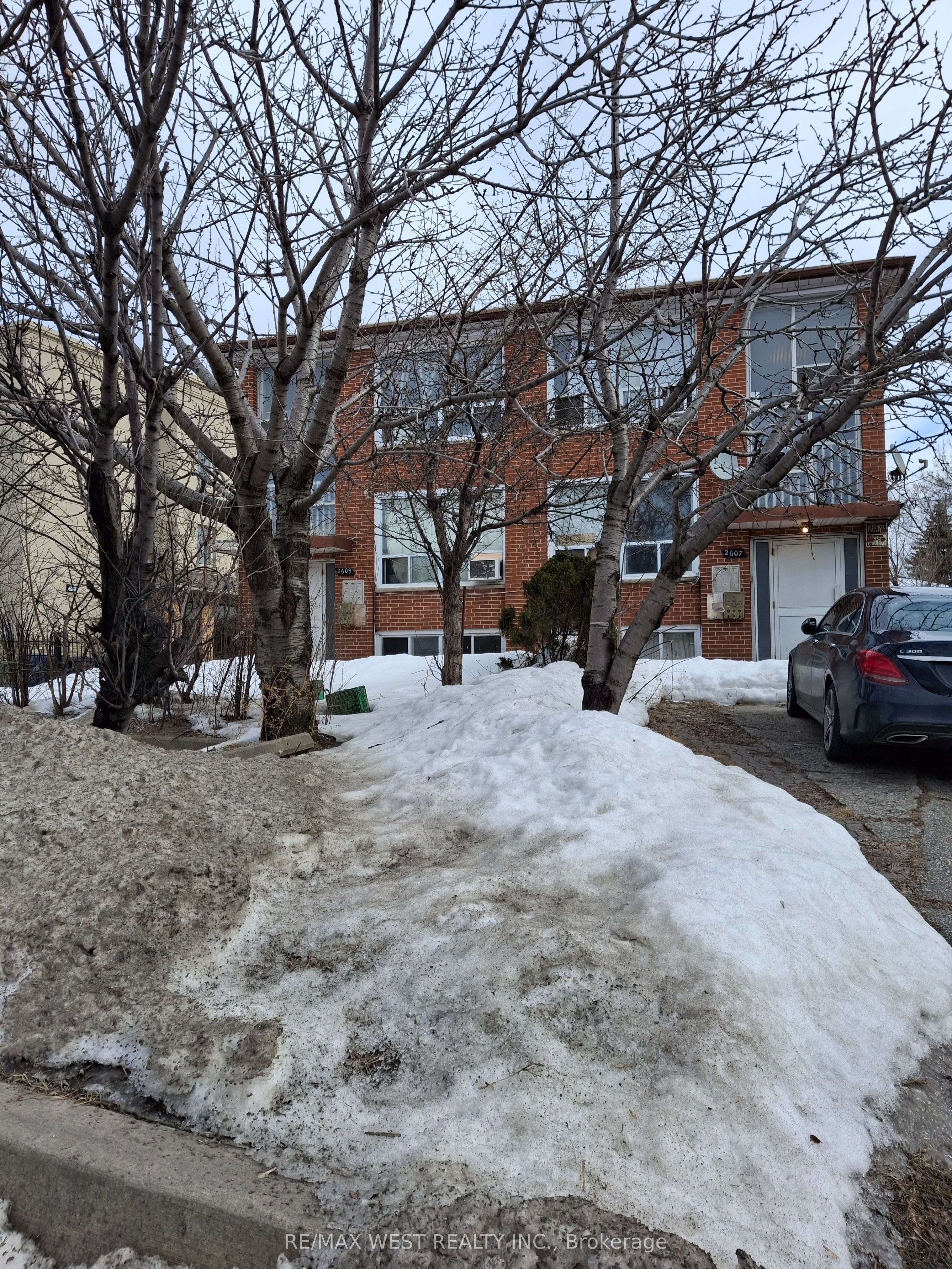 2607-2609 Keele Street Property Photo 3