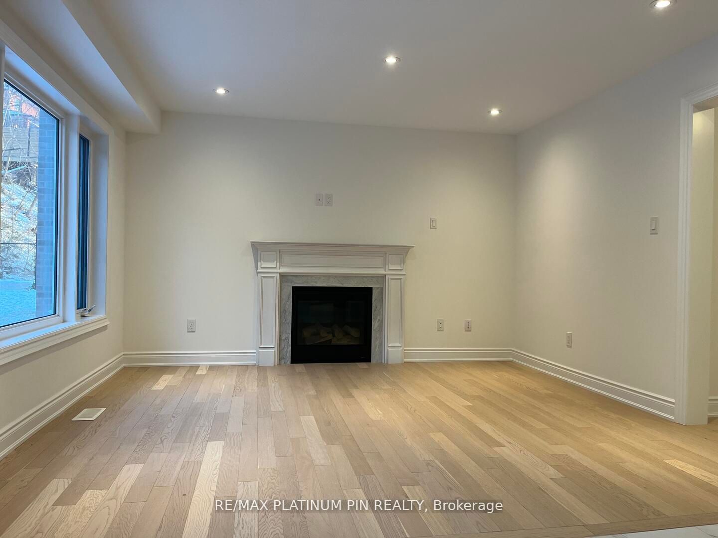 2577 Islington Avenue Property Photo 5