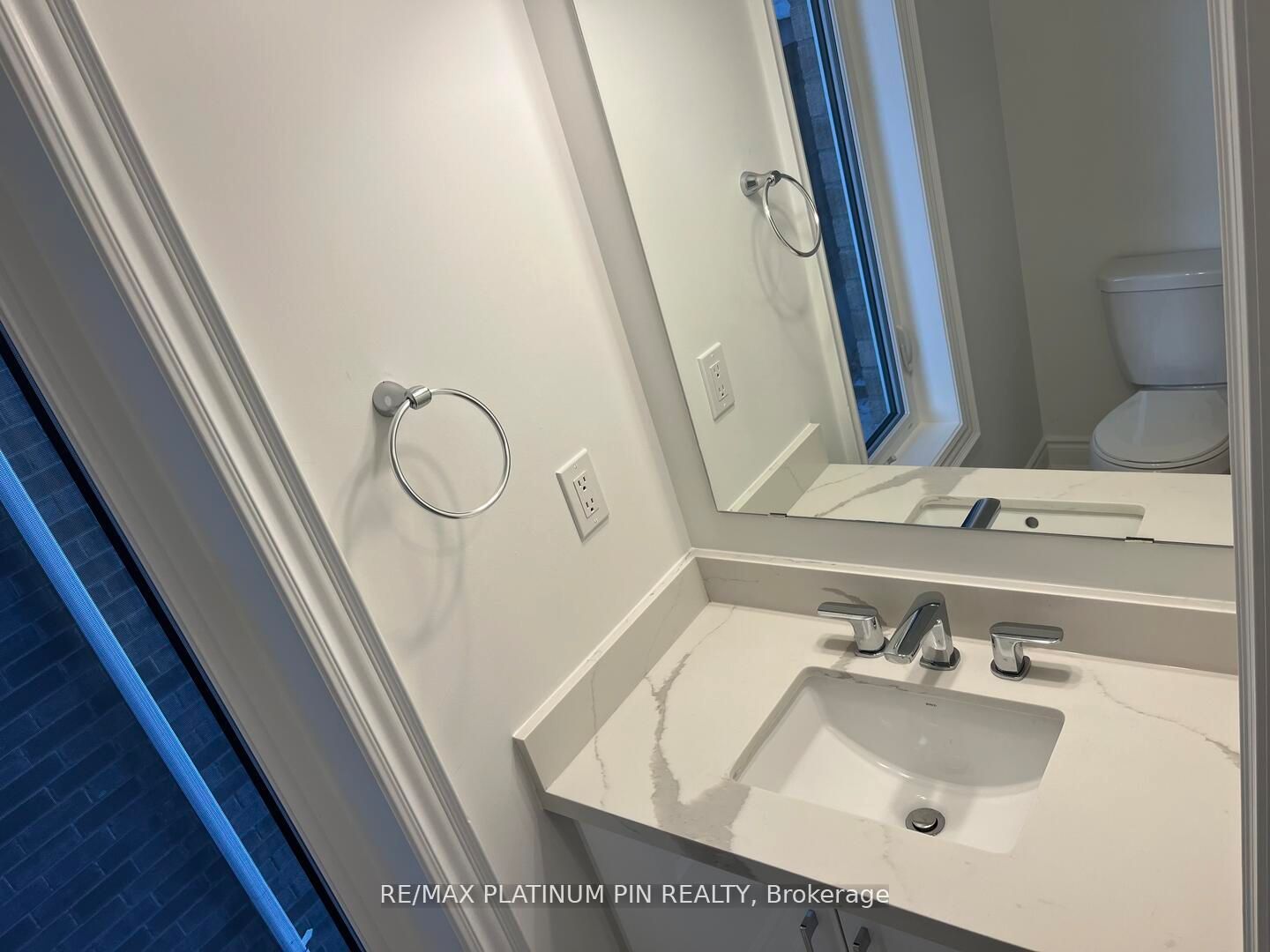 2577 Islington Avenue Property Photo 6